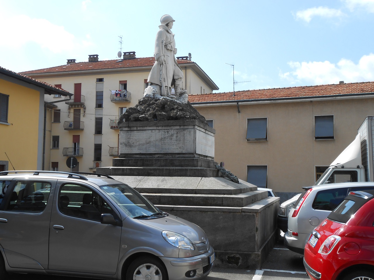 figura di soldato (monumento ai caduti - a cippo, opera isolata) di Sparapani Alberto - ambito italiano (sec. XX, sec. XX)