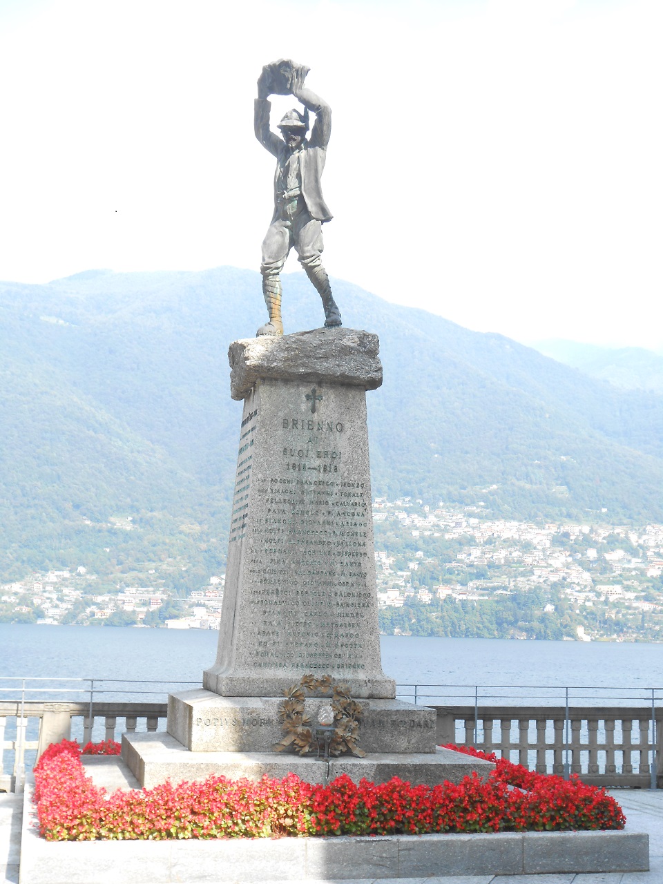 figura di soldato: alpino che scaglia una pietra, allegoria della Vittoria d'Italia (monumento ai caduti - a cippo, opera isolata) di Battagi, Bedeschi Alfeo (sec. XX)