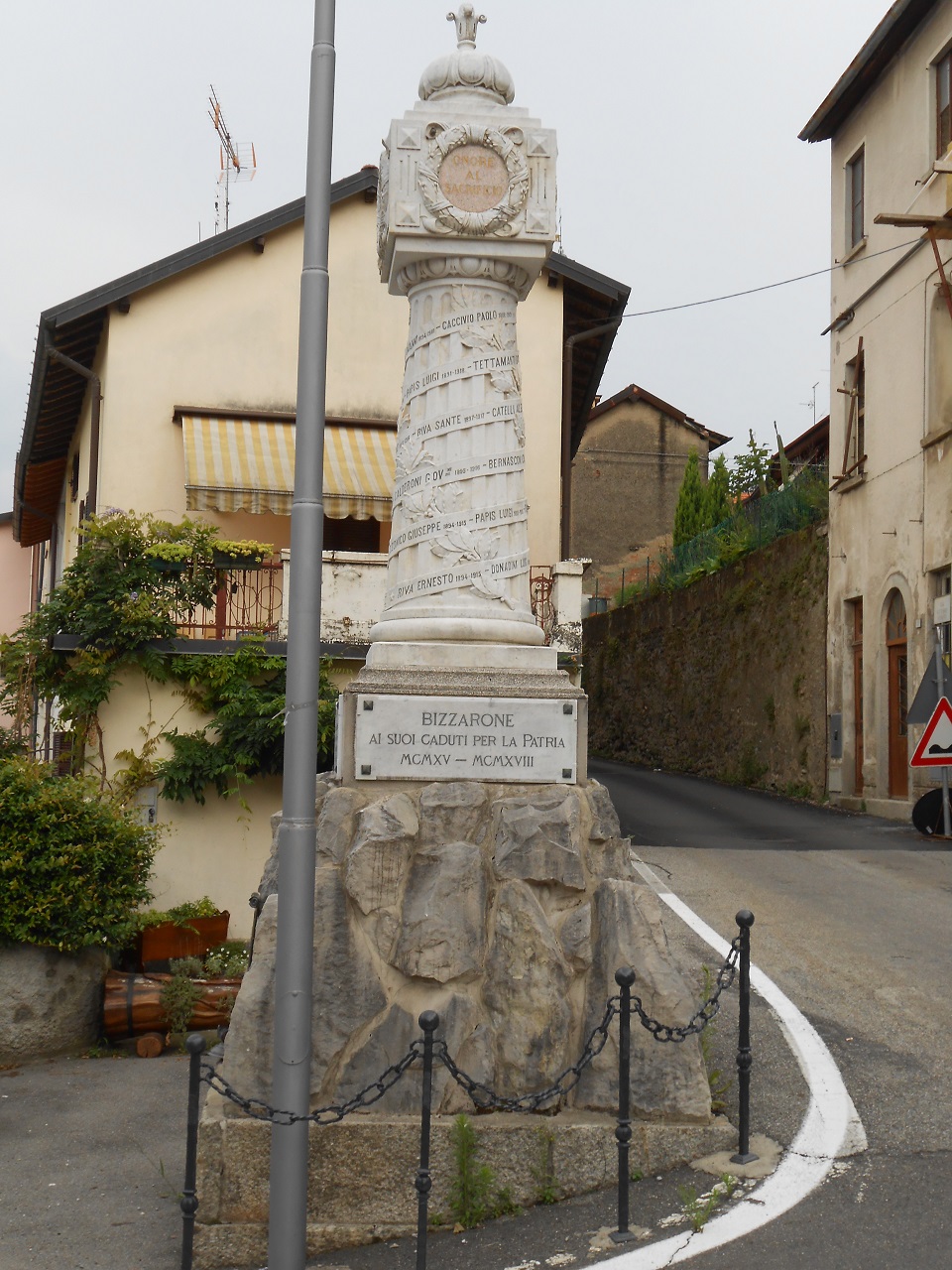 monumento ai caduti - a colonna, opera isolata di Martinelli F (sec. XX)