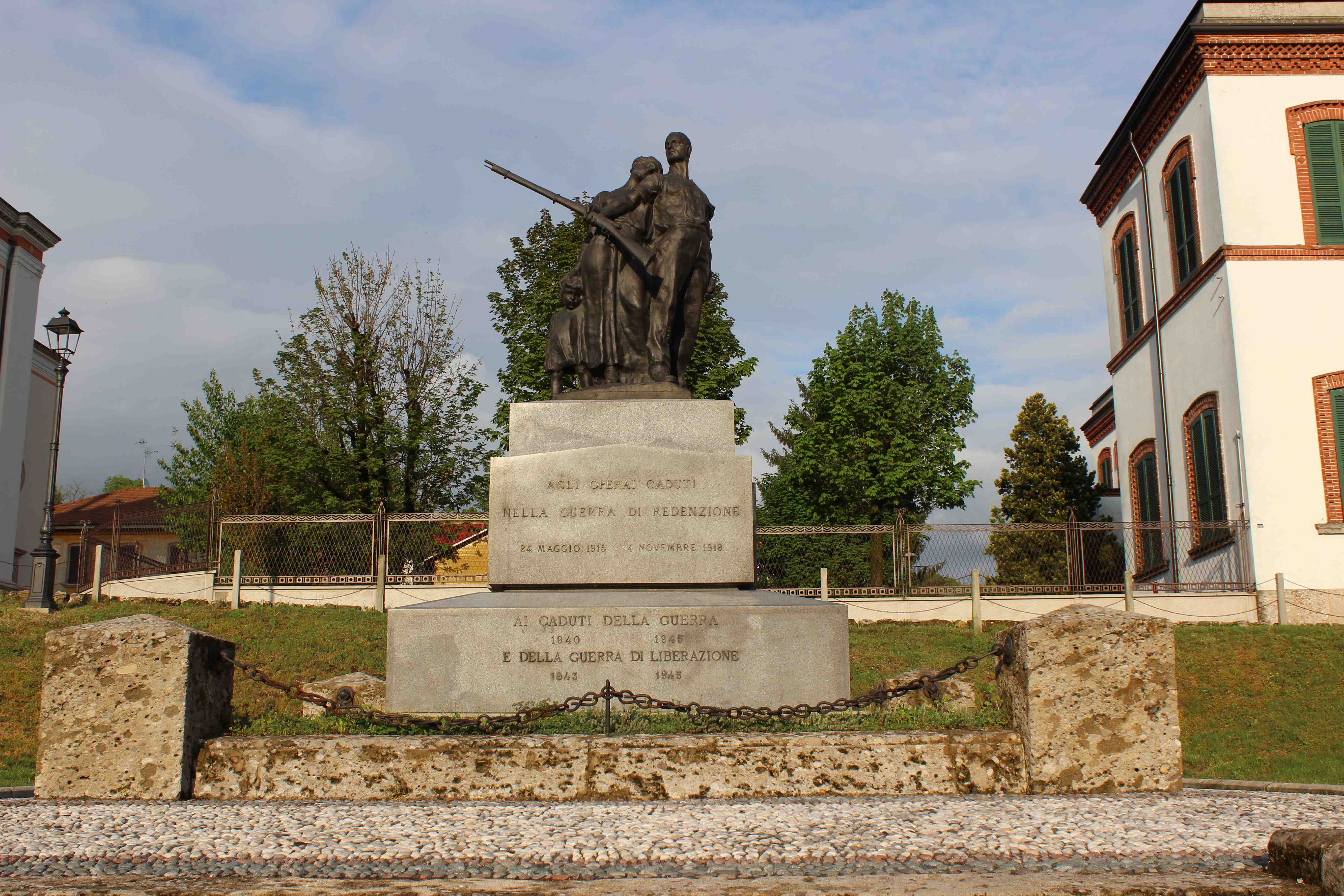 Il soldato protegge una vedova e l'orfana (monumento ai caduti - a cippo, opera isolata) di Cataldi Amleto (attribuito) (prima metà sec. XX)