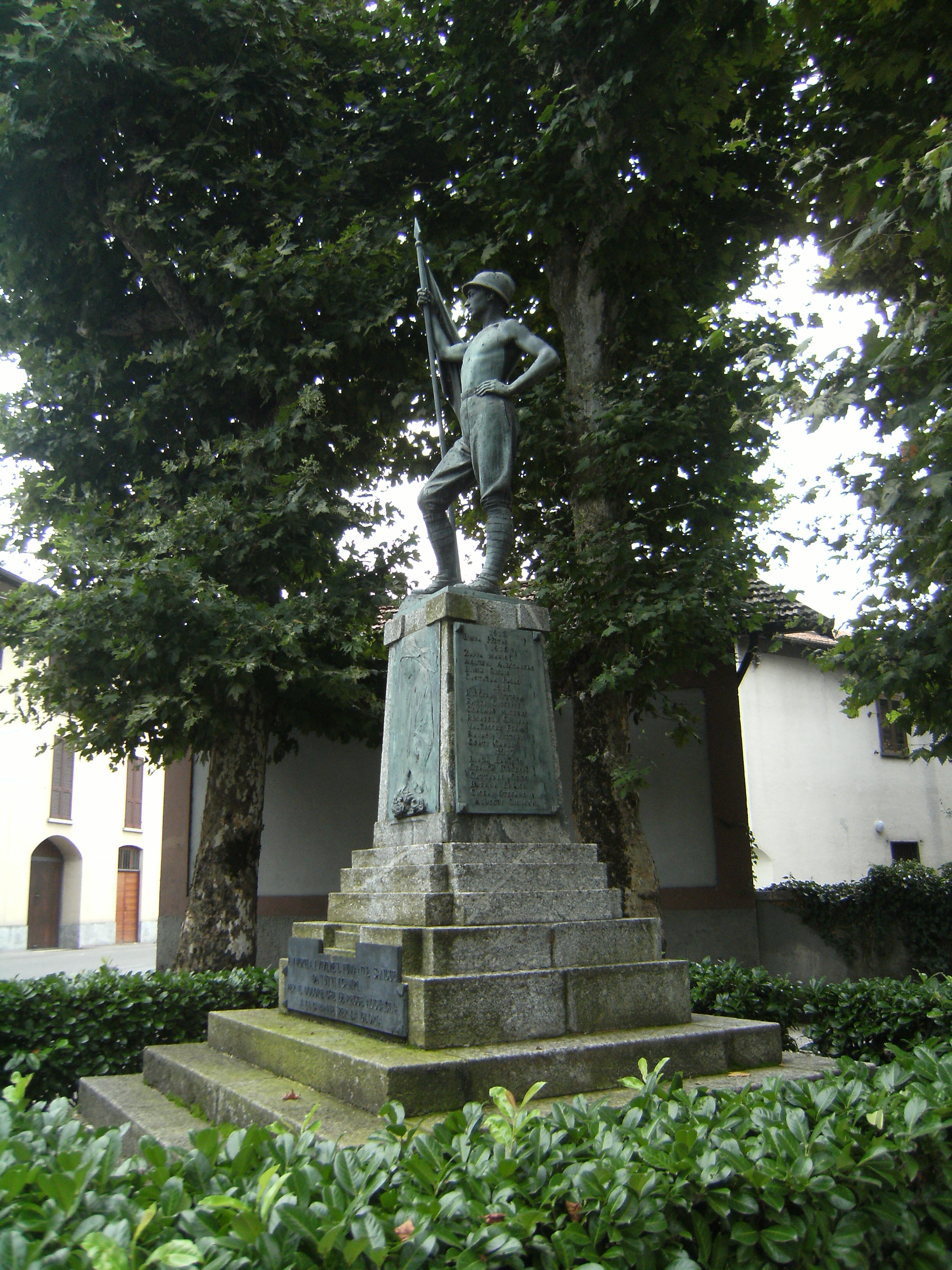figura del soldato che porta la bandiera, Allegoria della Patria (monumento ai caduti - a cippo) di Giuseppe Mozzanica (XX secolo, XX secolo)