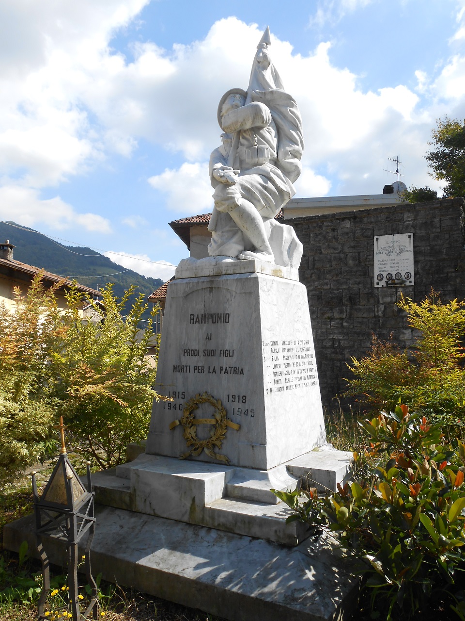 figura di soldato che bacia la bandiera (monumento ai caduti - a cippo, opera isolata) di Capra Guido (sec. XX)