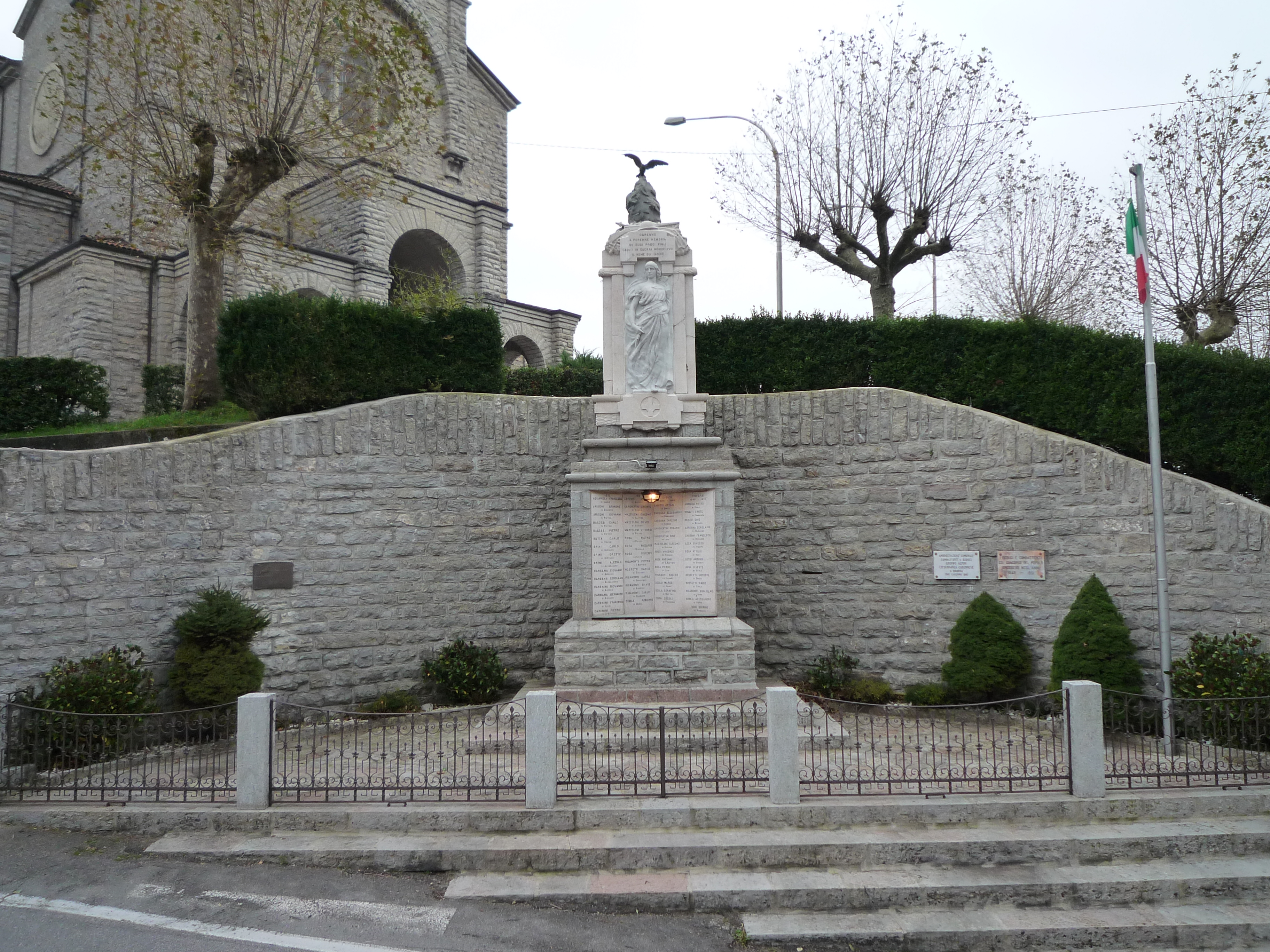 Allegoria della Vittoria come donna vestita all'antica (monumento ai caduti - a cippo) di Angelini Luigi (XX secolo)