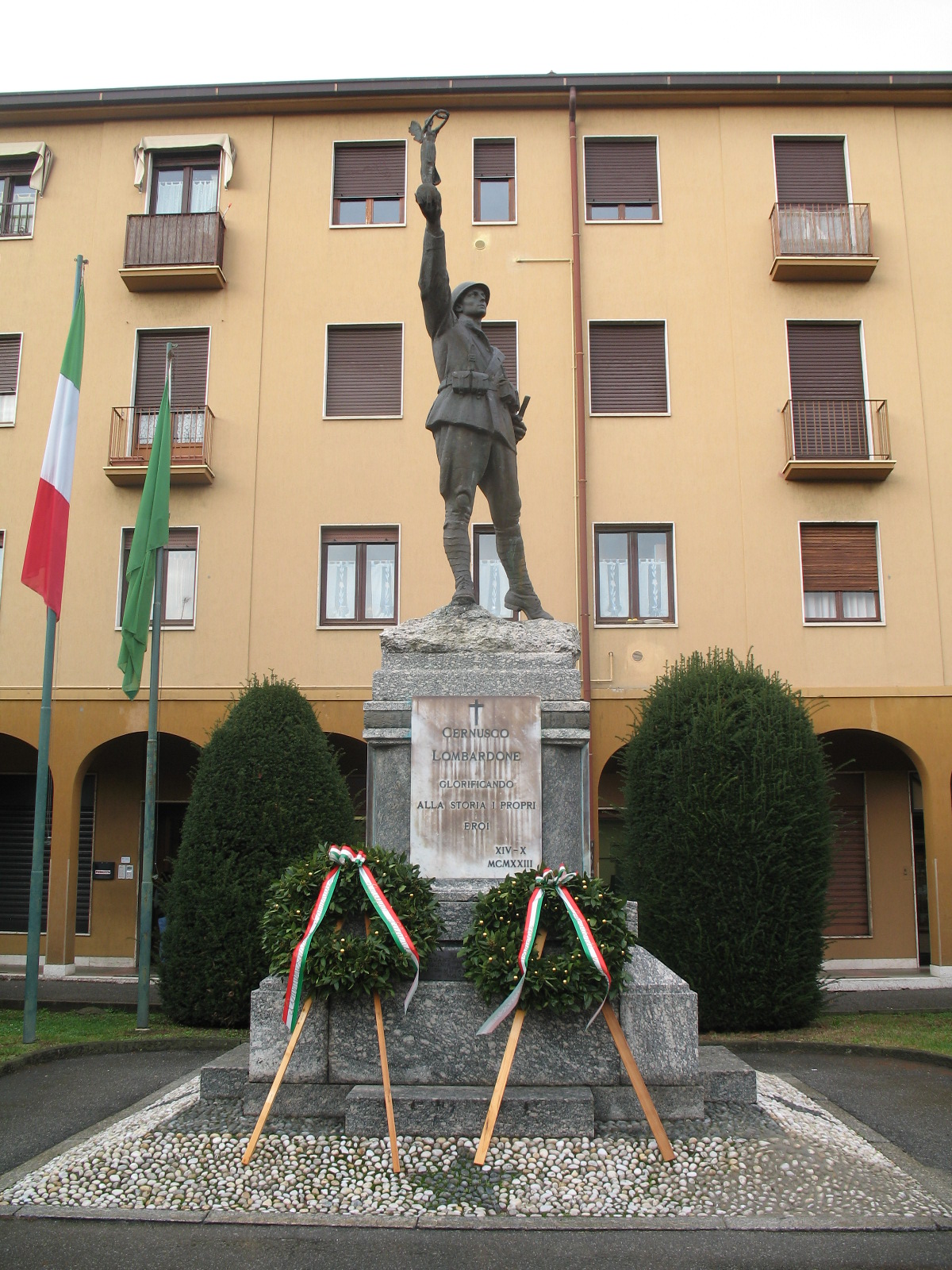 figura di soldato con allegoria della Vittoria (monumento ai caduti - a cippo) di Mozzanica Giuseppe (XX secolo)