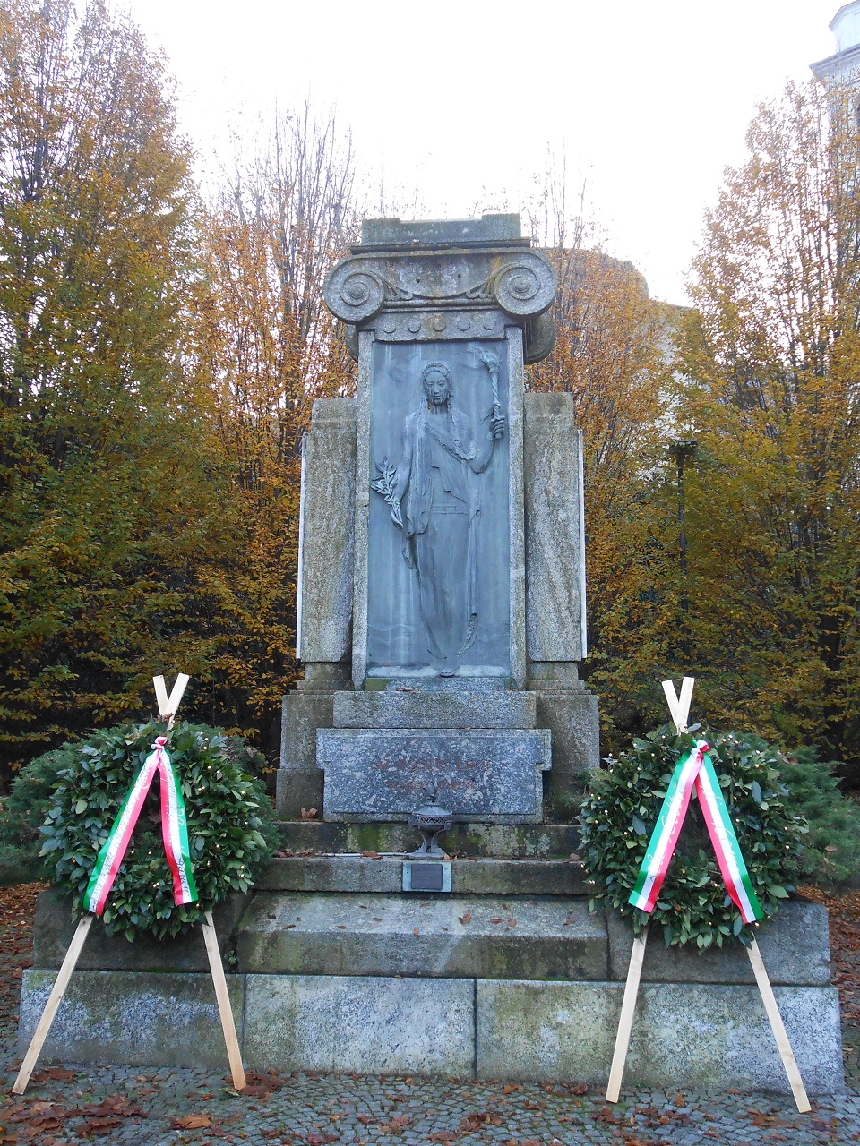 allegoria della Patria (monumento ai caduti - a stele, opera isolata) di Clerici Pietro - ambito italiano (sec. XX)