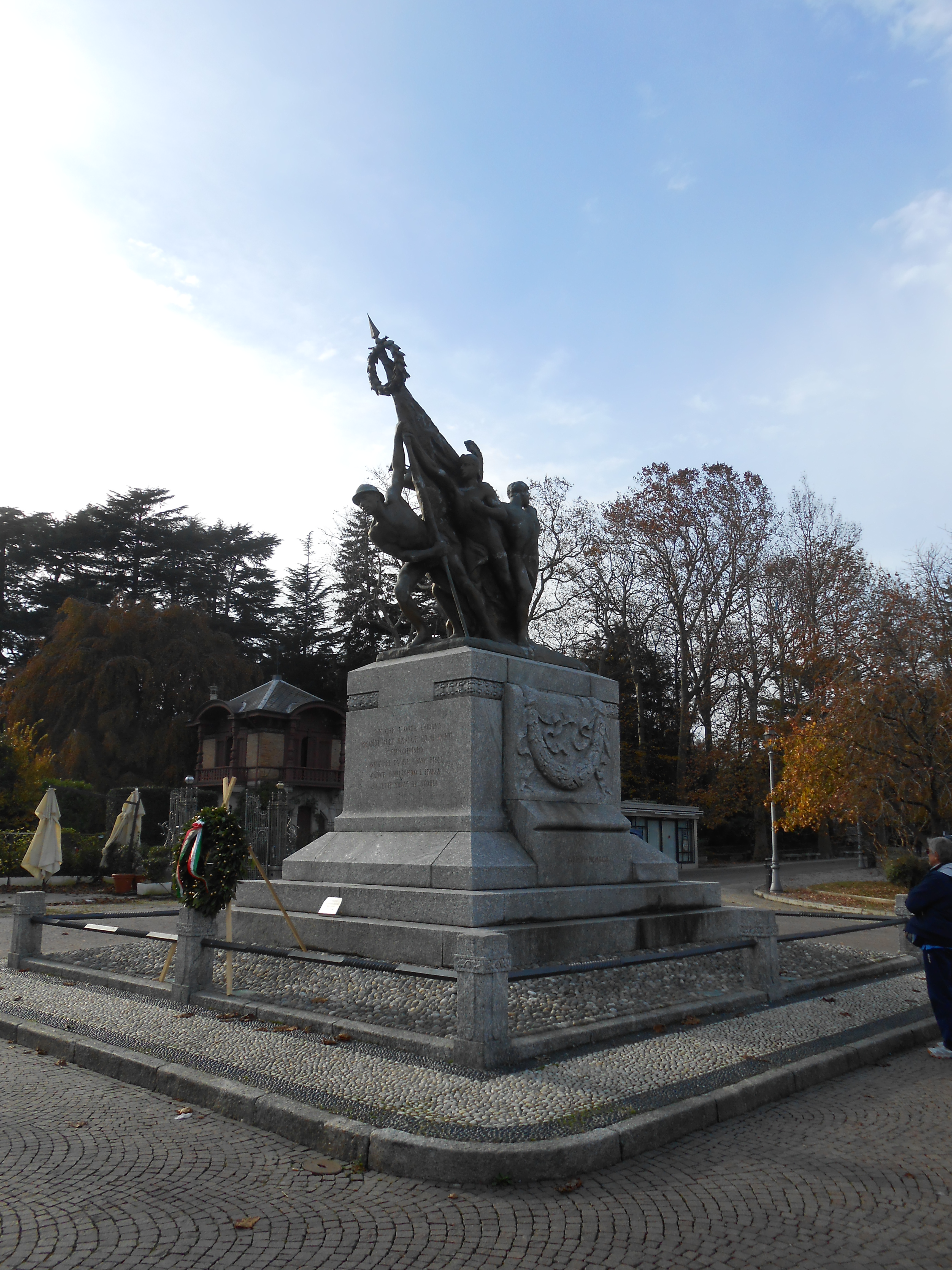 Figure di soldati in combattimento con bandiera (monumento ai caduti - a cippo, opera isolata) di Galli Angelo - ambito italiano (sec. XX)