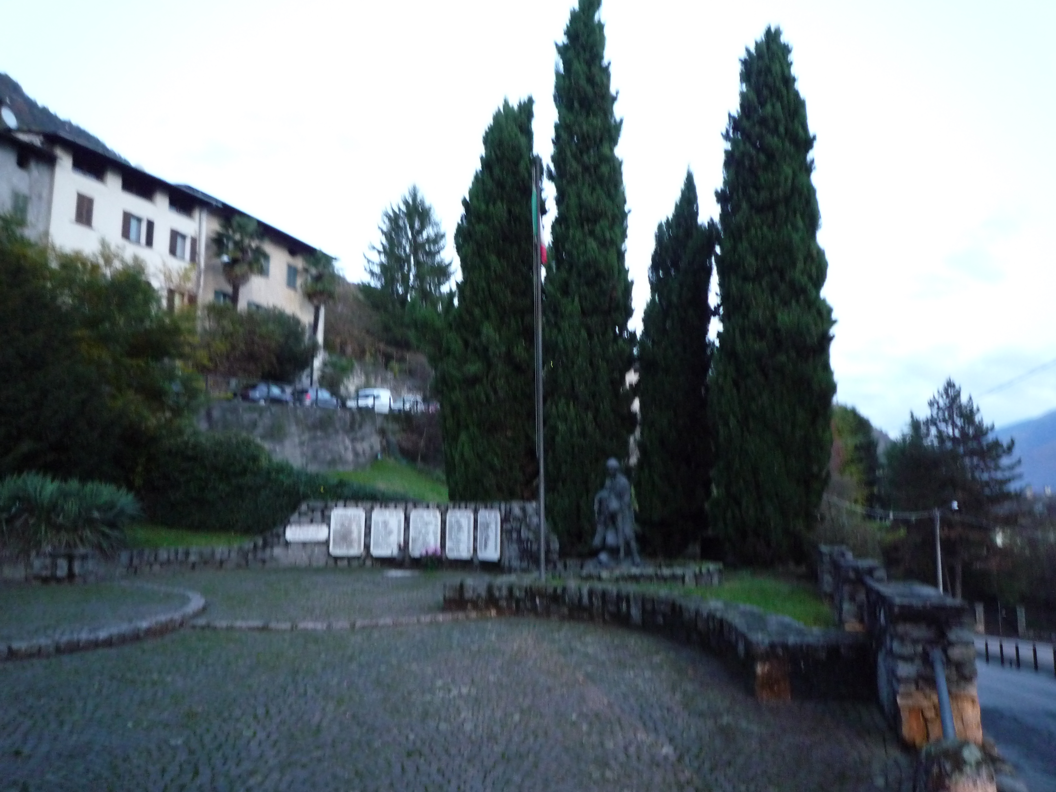 morte del soldato (monumento ai caduti - ad emiciclo) - ambito italiano (XX secolo)