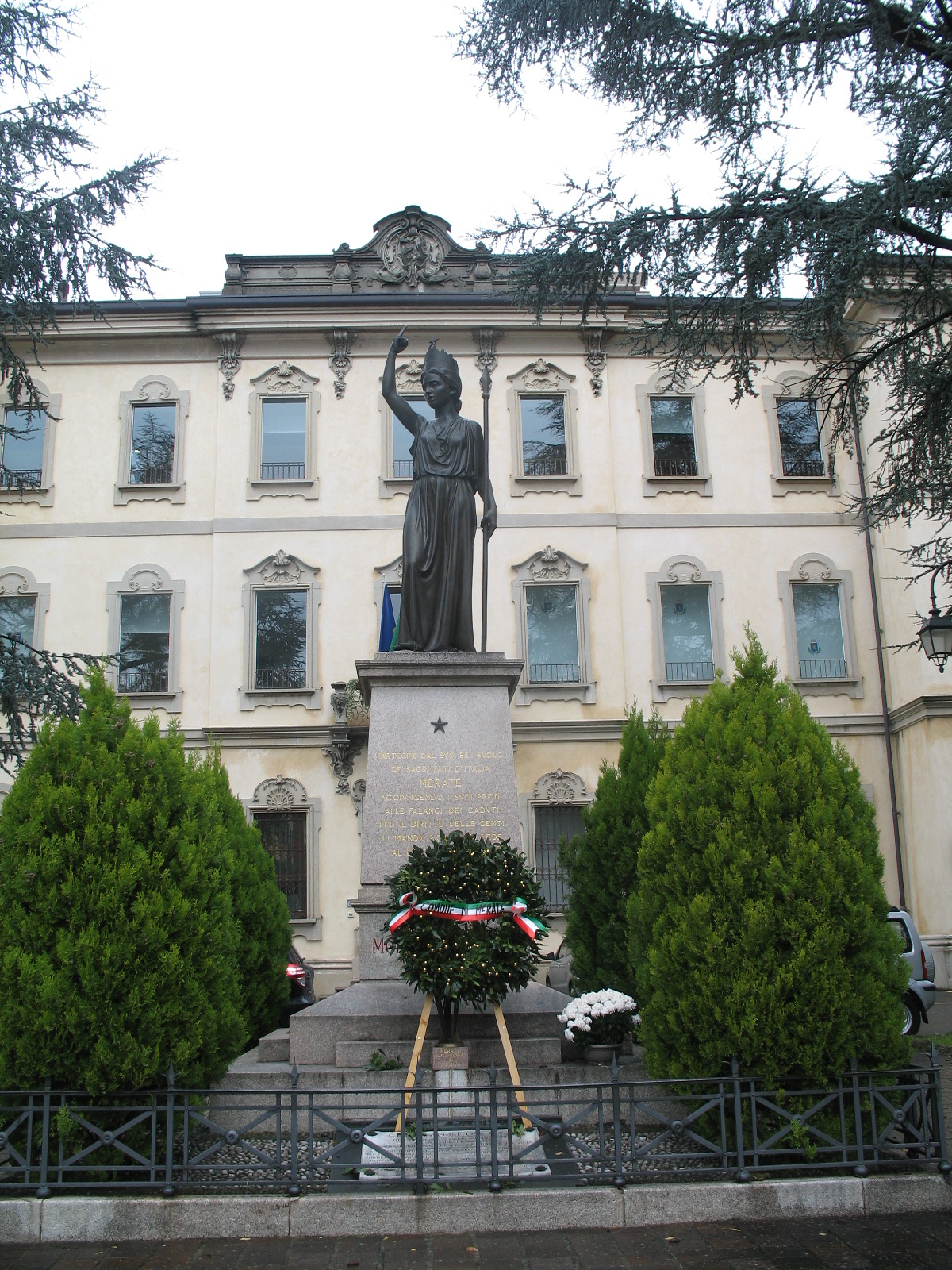 allegoria della Vittoria come donna vestita all'antica (monumento ai caduti - a cippo) di Giuseppe Mozzanica (XX Secolo)