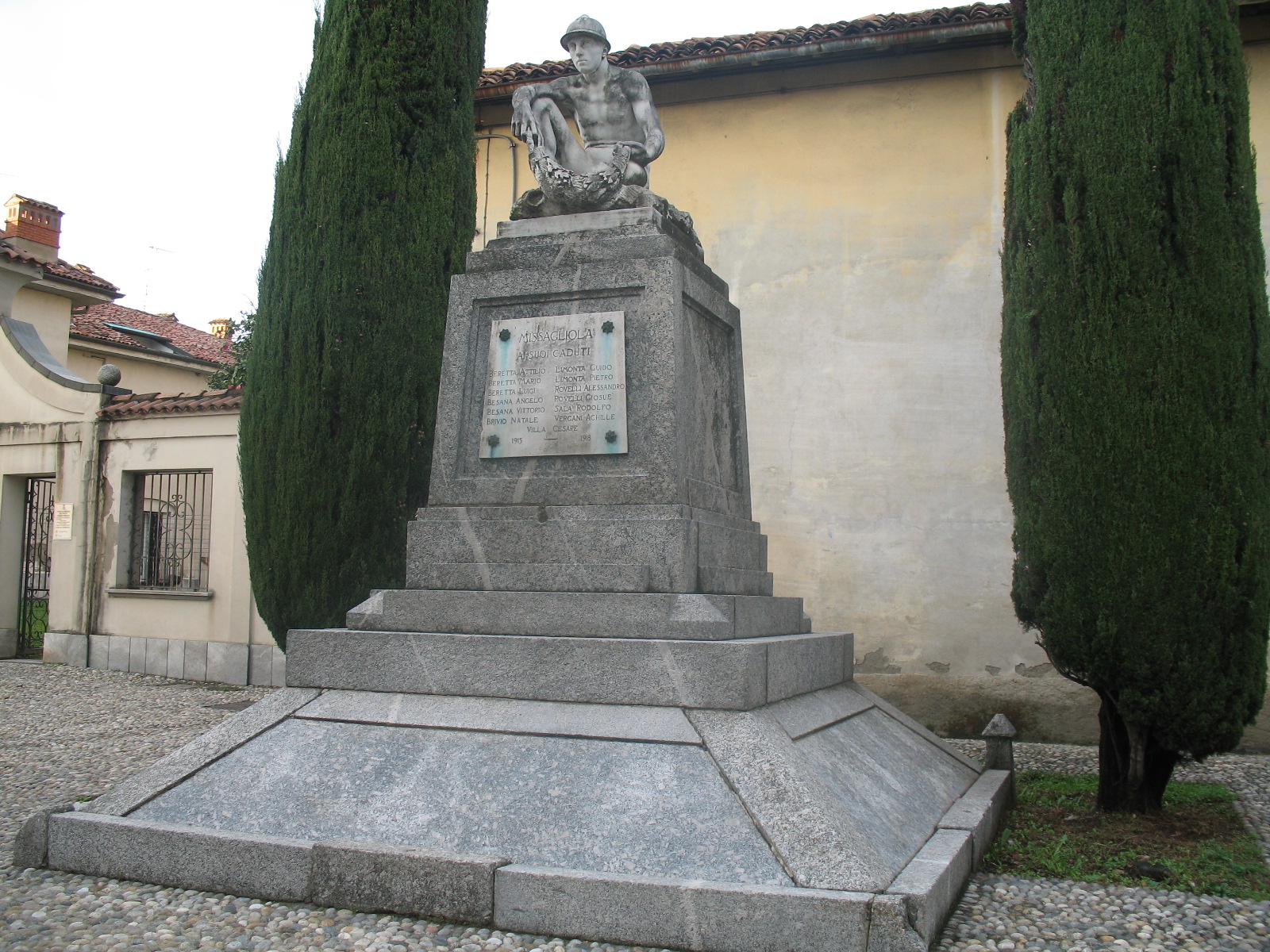 Allegoria del soldato come eroe antico (monumento ai caduti - a cippo) di Mozzanica Giuseppe (XX secolo, XX swcolo)