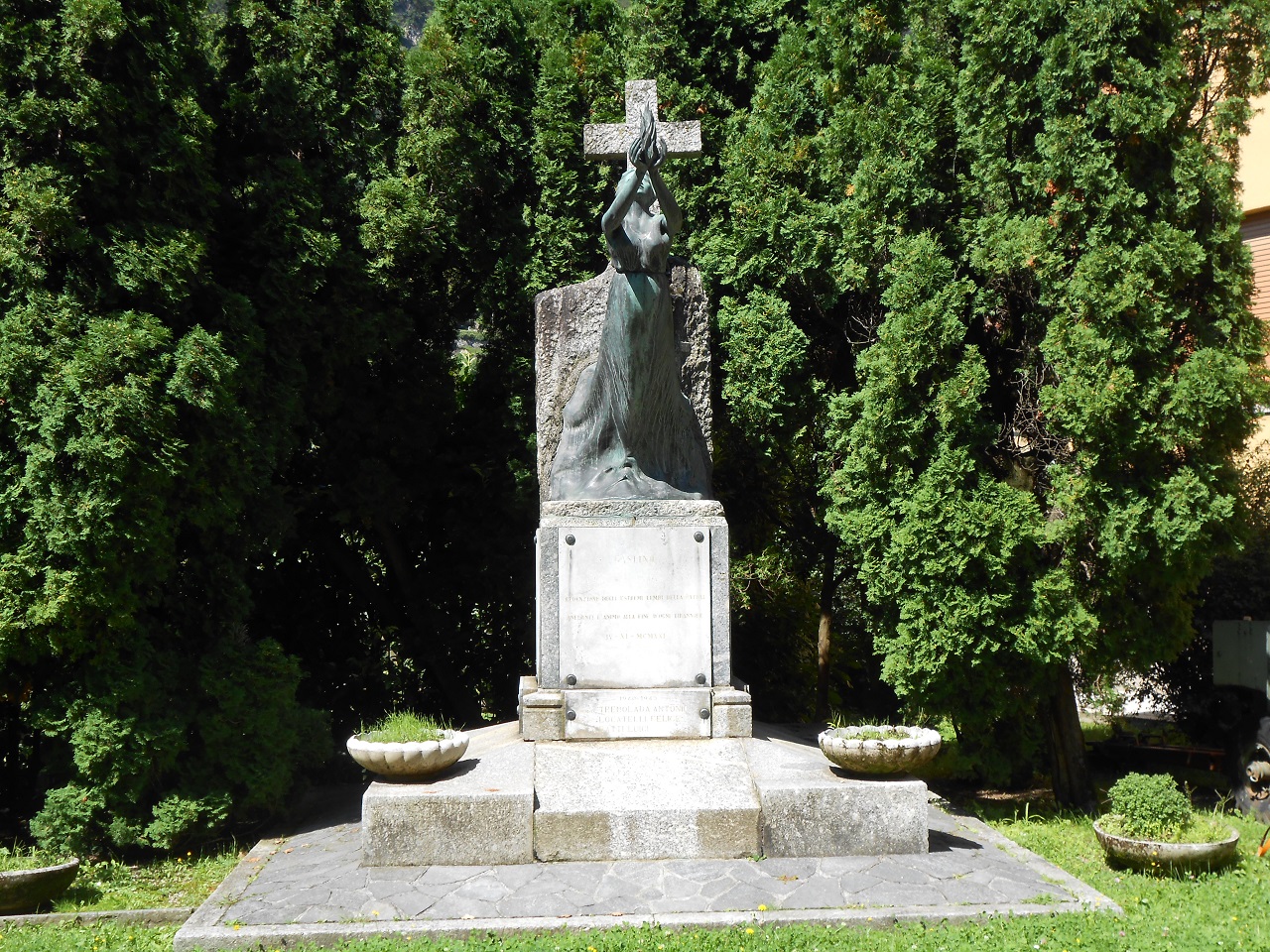 allegoria della Patria (monumento ai caduti - a cippo, opera isolata) di Bianca Vedani - ambito italiano (sec. XX, sec. XX)