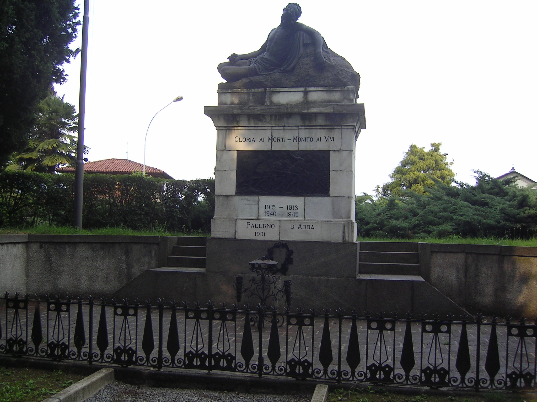 Allegoria della morte del soldato (monumento ai caduti - ad ara) di Mozzanica Giuseppe (XX secolo, XX secolo)