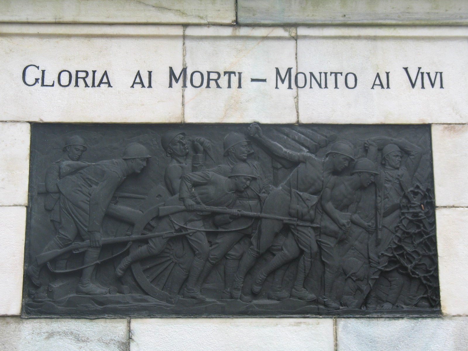 Allegoria della morte del soldato (monumento ai caduti - ad ara) di Mozzanica Giuseppe (XX secolo, XX secolo)