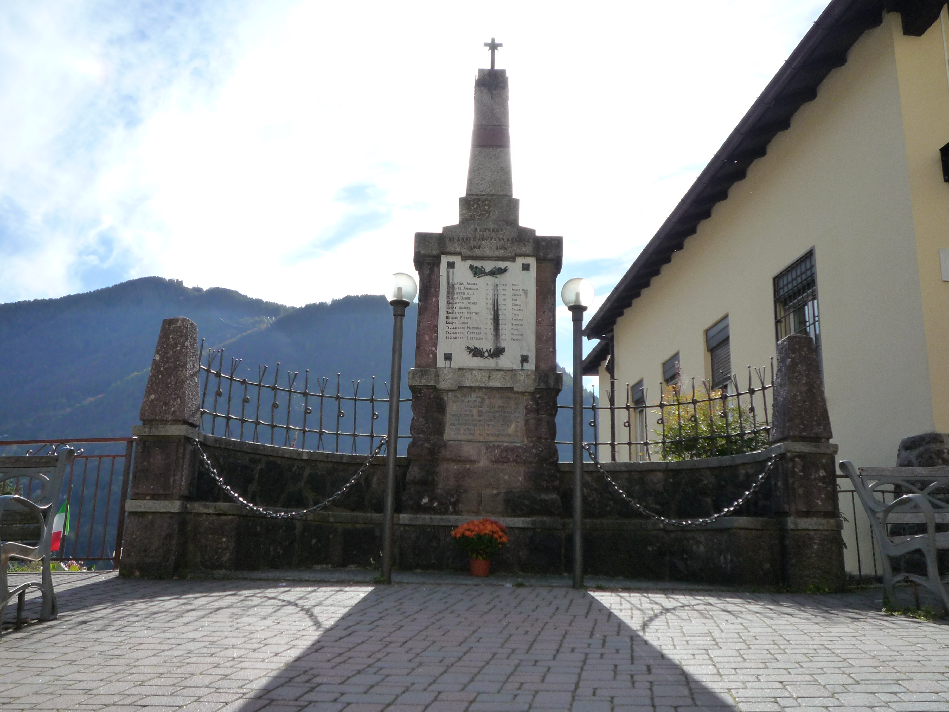 monumento ai caduti - ad emiciclo - ambito italiano (XX secolo, XX secolo)