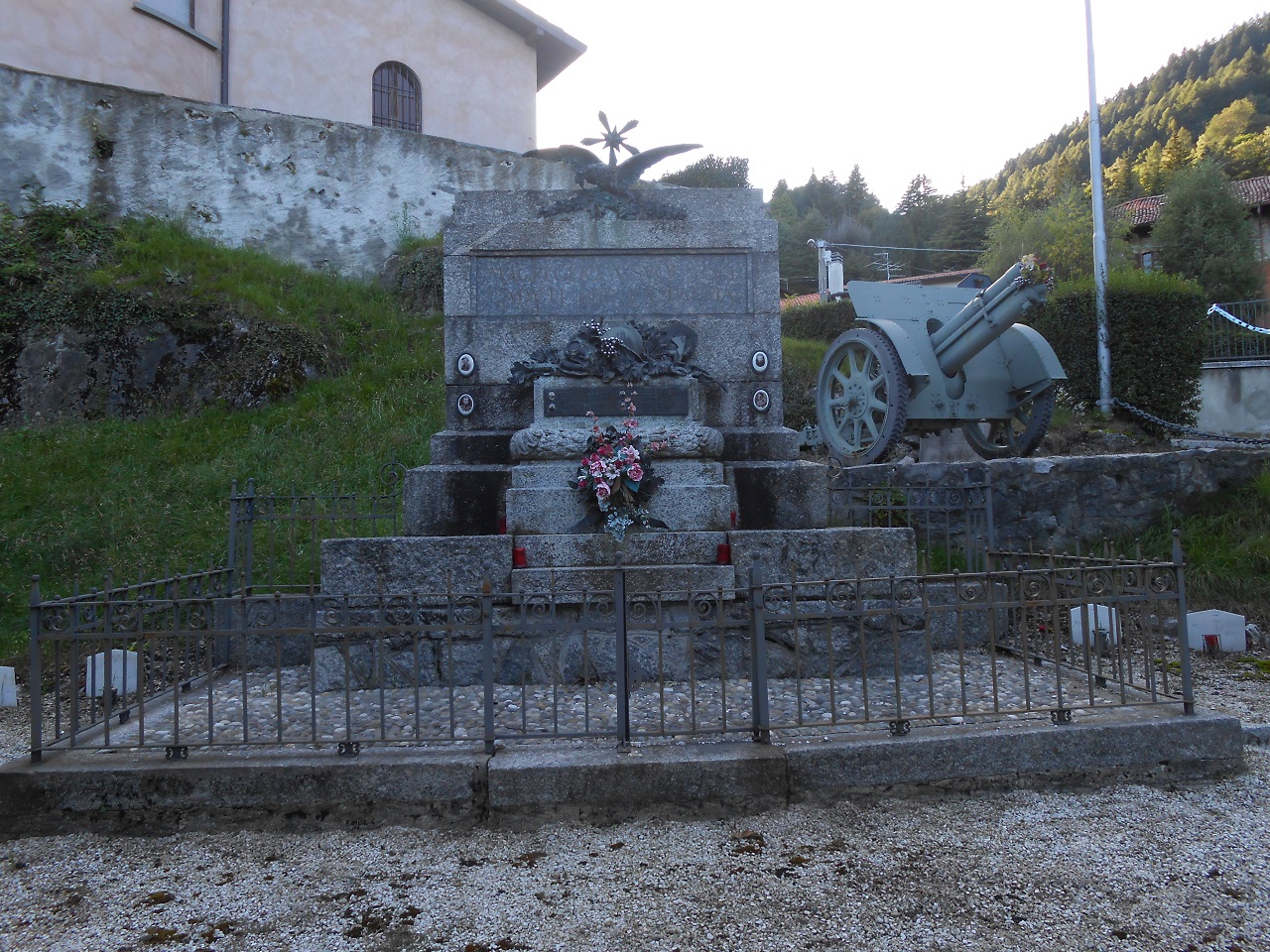 allegoria della Vittoria come aquila, Tropaion in relazione alle armi (monumento ai caduti - a cippo, opera isolata) - ambito italiano (sec. XX)