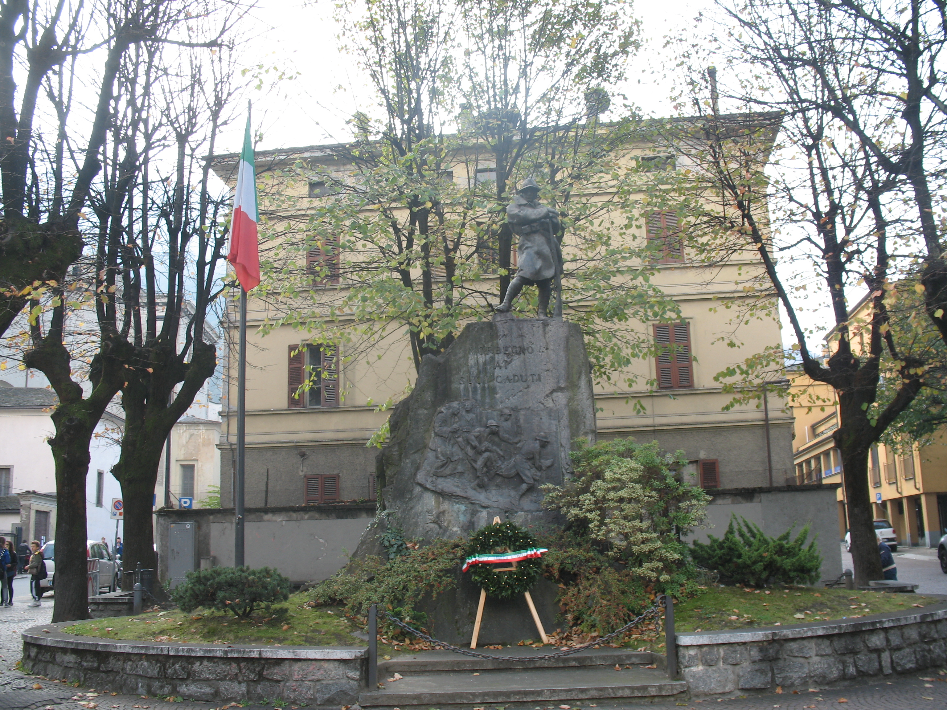 figura di soldato: fante, morte del soldato (monumento ai caduti - a cippo) - ambito italiano (XX secolo)