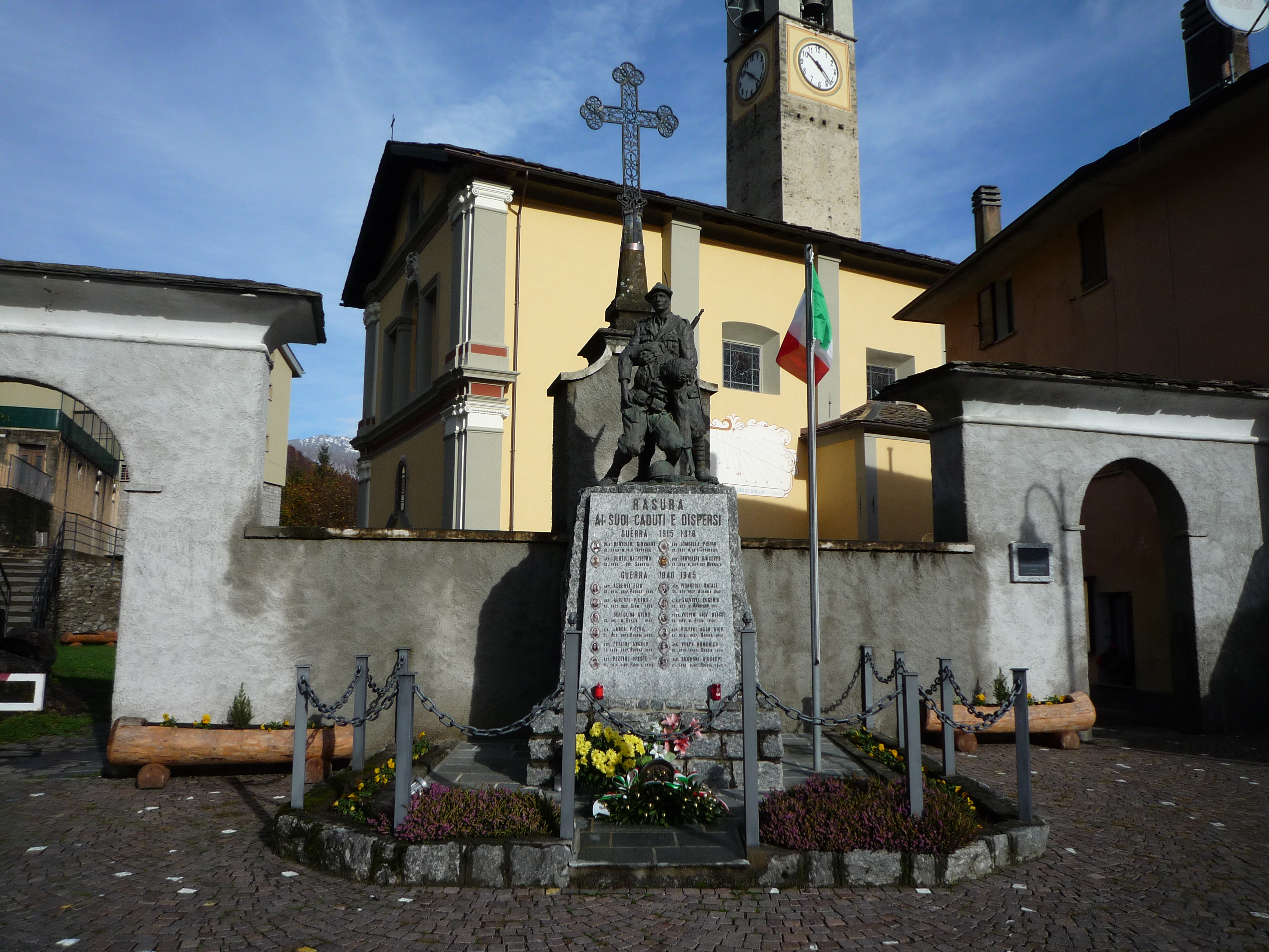 Morte del soldato (monumento ai caduti - a cippo) - ambito italiano (XX secolo)