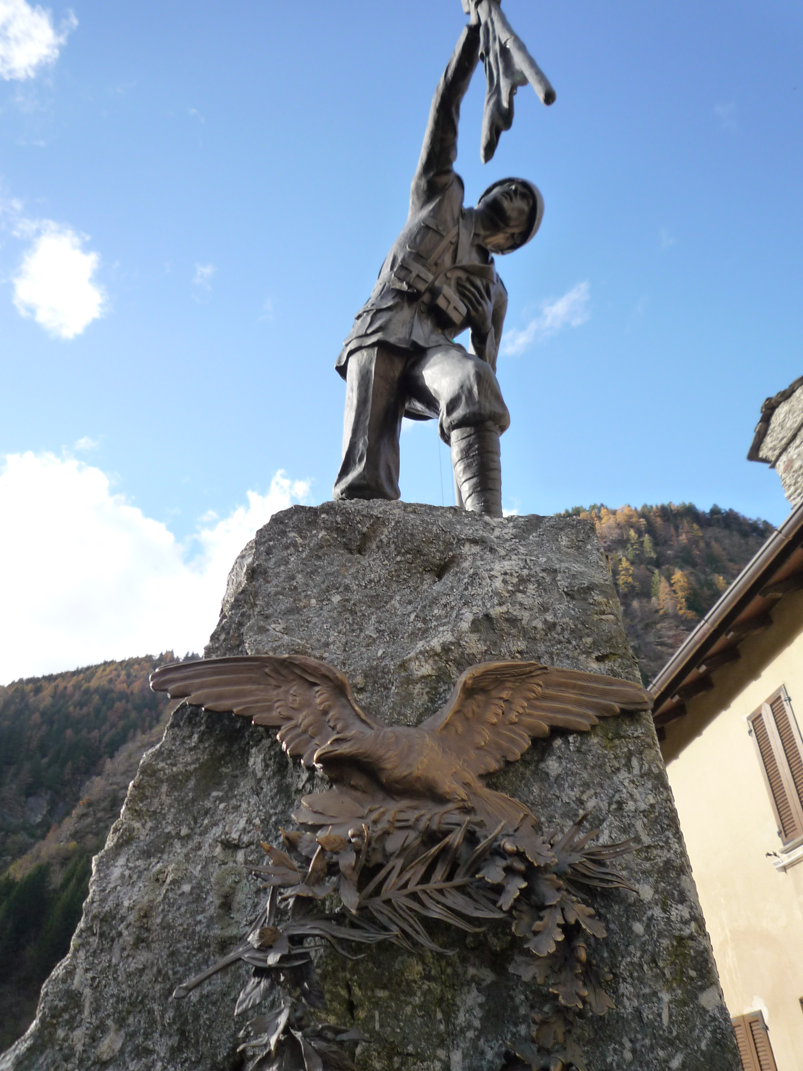 figura di soldato che porta la bandiera (monumento ai caduti - a cippo) - ambito italiano (XX secolo)