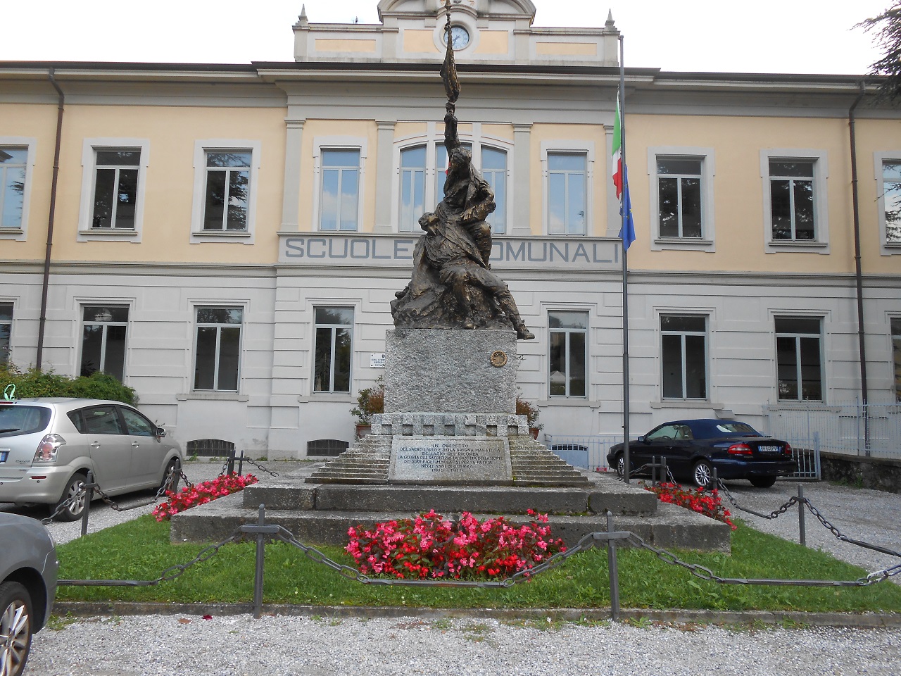 allegoria della morte del soldato con bandiera (monumento ai caduti - a cippo, opera isolata) di Peduzzi Carlo (sec. XX)
