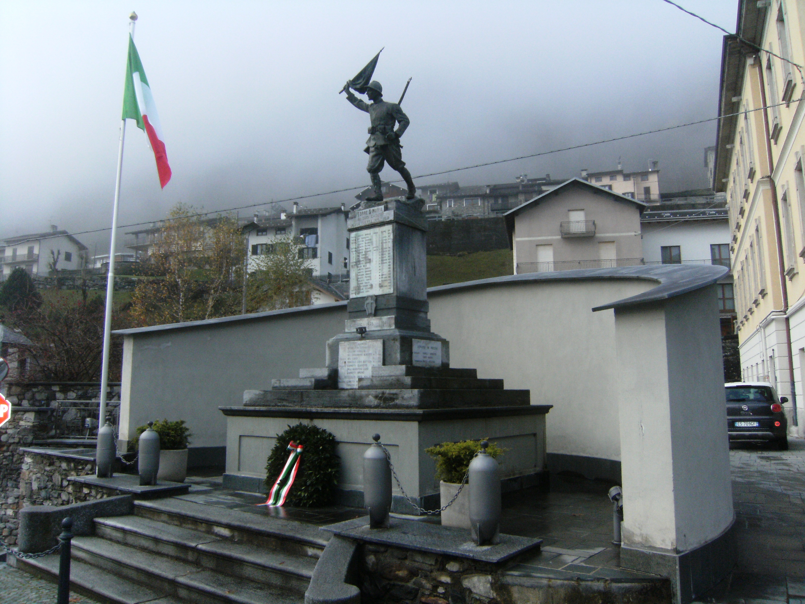 figura di soldato che porta la bandiera (monumento ai caduti - a cippo) - ambito italiano (XX secolo, XX secolo)