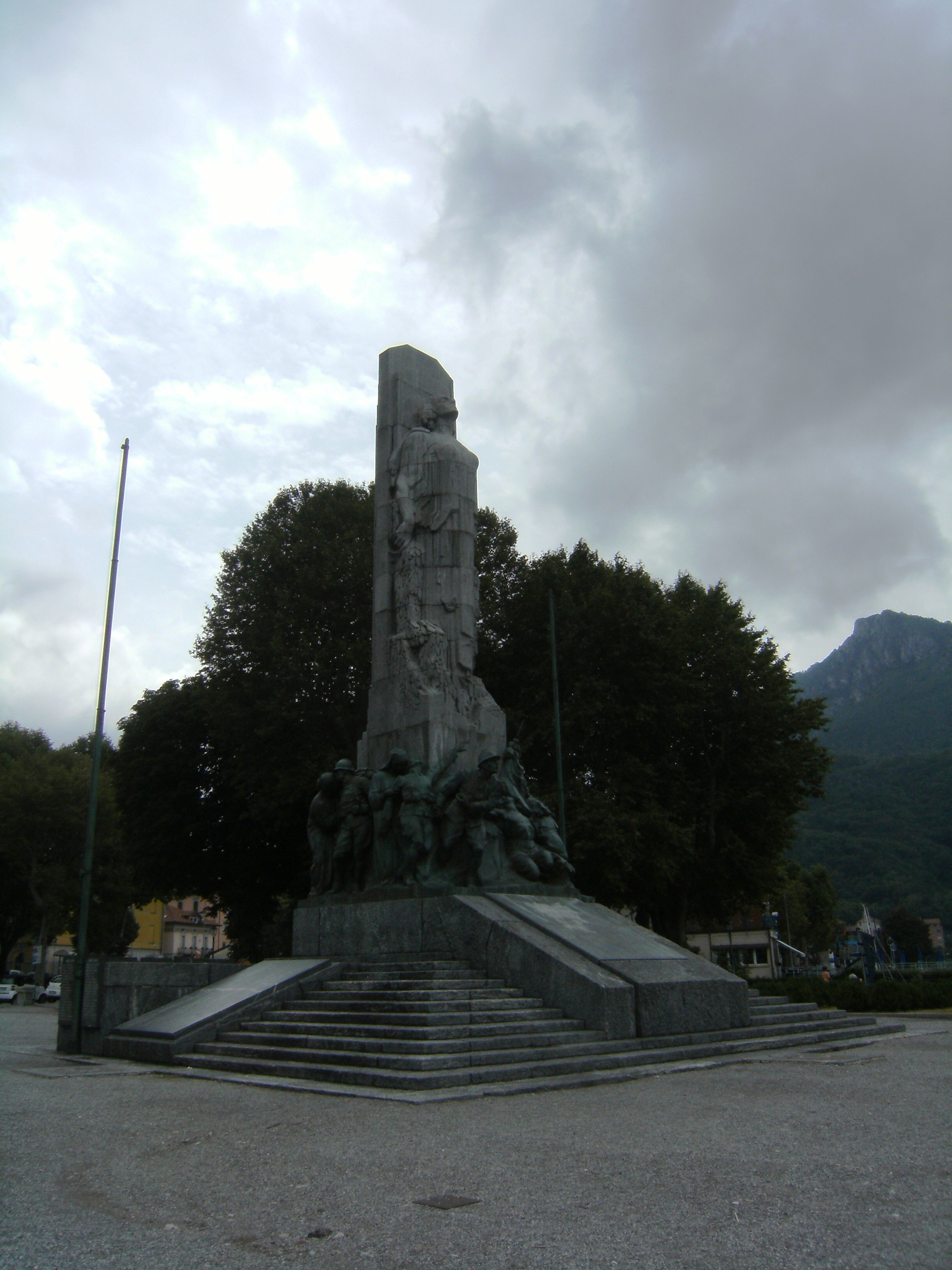 Allegoria della patria, Figure di soldati (monumento ai caduti - a stele) di Castiglioni Giannino (XX secolo, XX secolo)