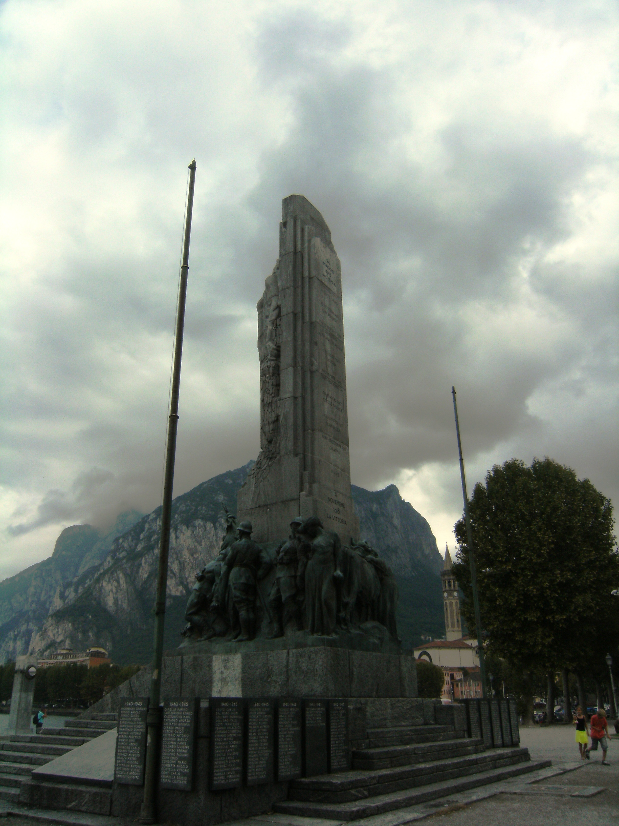 Allegoria della patria, Figure di soldati (monumento ai caduti - a stele) di Castiglioni Giannino (XX secolo, XX secolo)