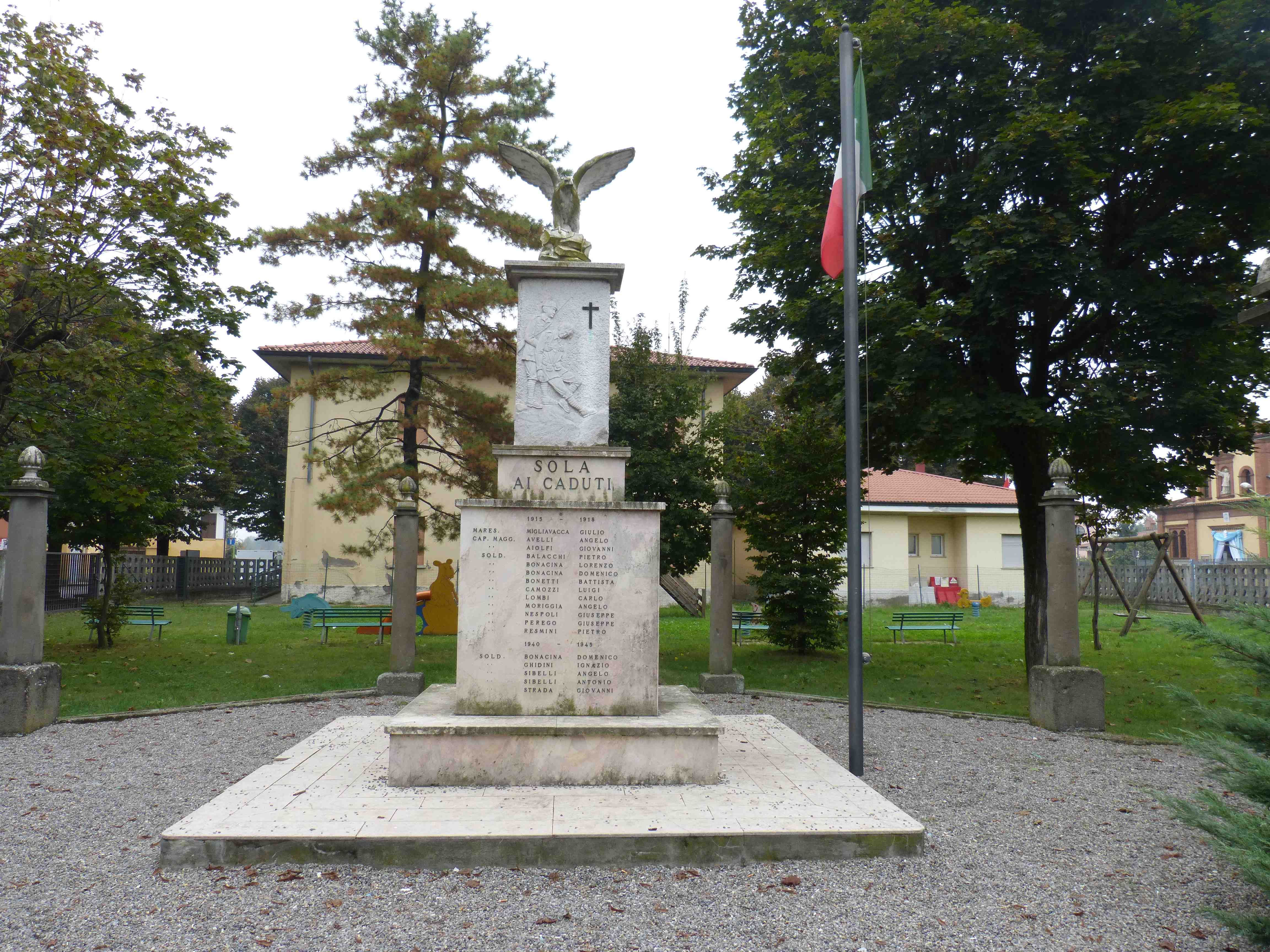 monumento ai caduti - a piramide, opera isolata di Toffetti Mario (attribuito) (seconda metà sec. XX)