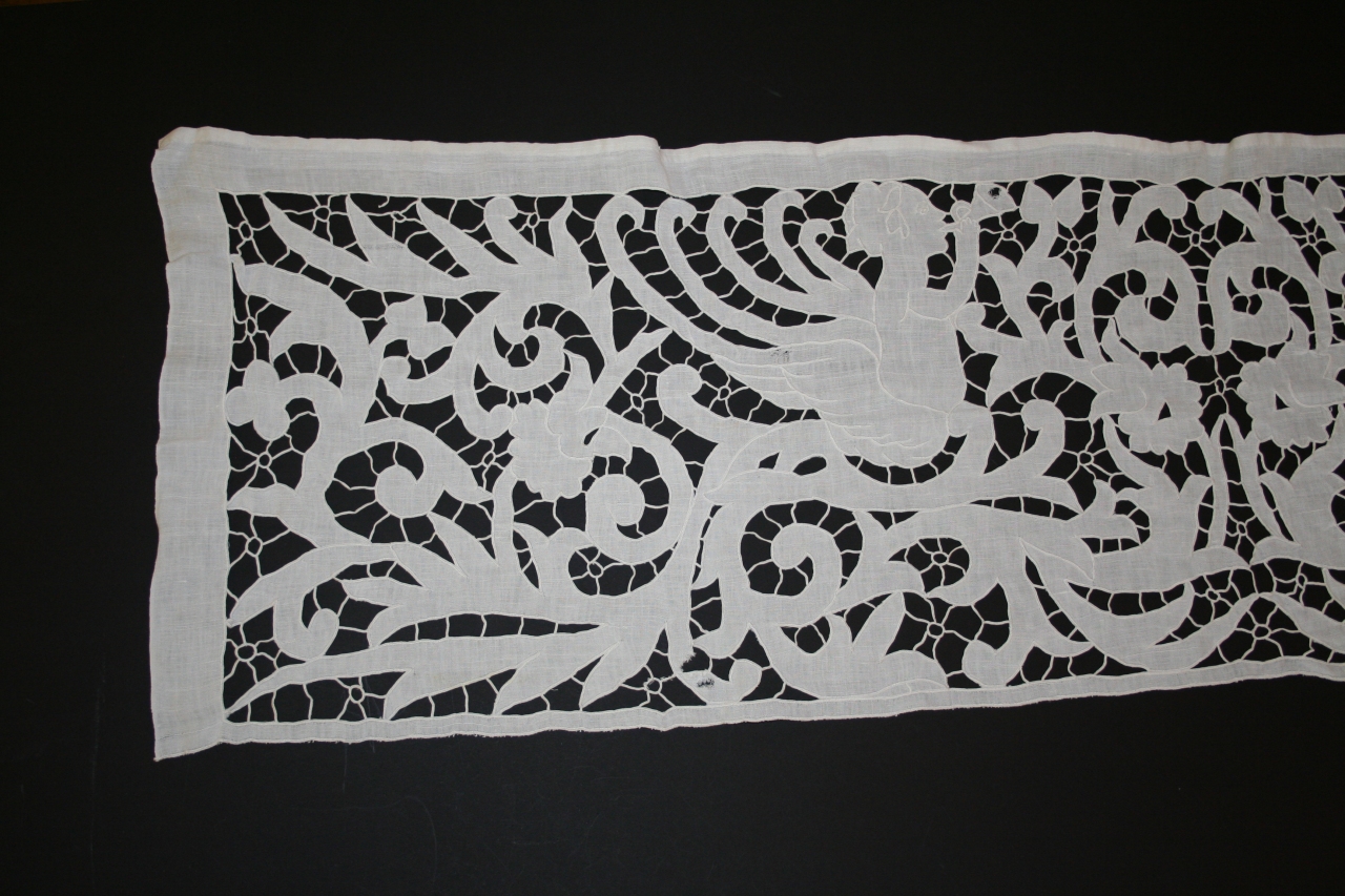 tralci d'acanto e figure fantastiche (soprammobile, opera isolata) - manifattura italiana (primo quarto sec. XX)