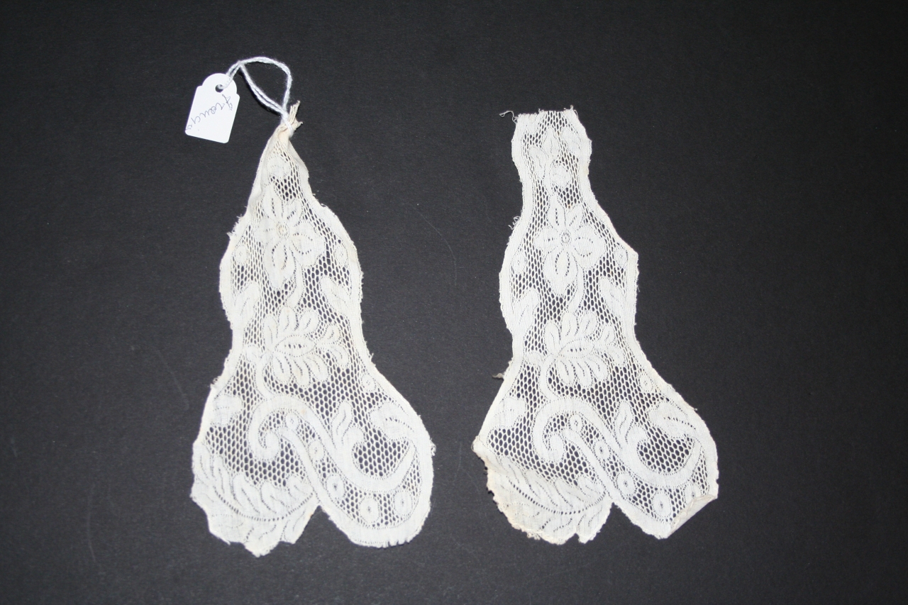 barba di cuffia, coppia - manifattura francese (terzo quarto sec. XIX)