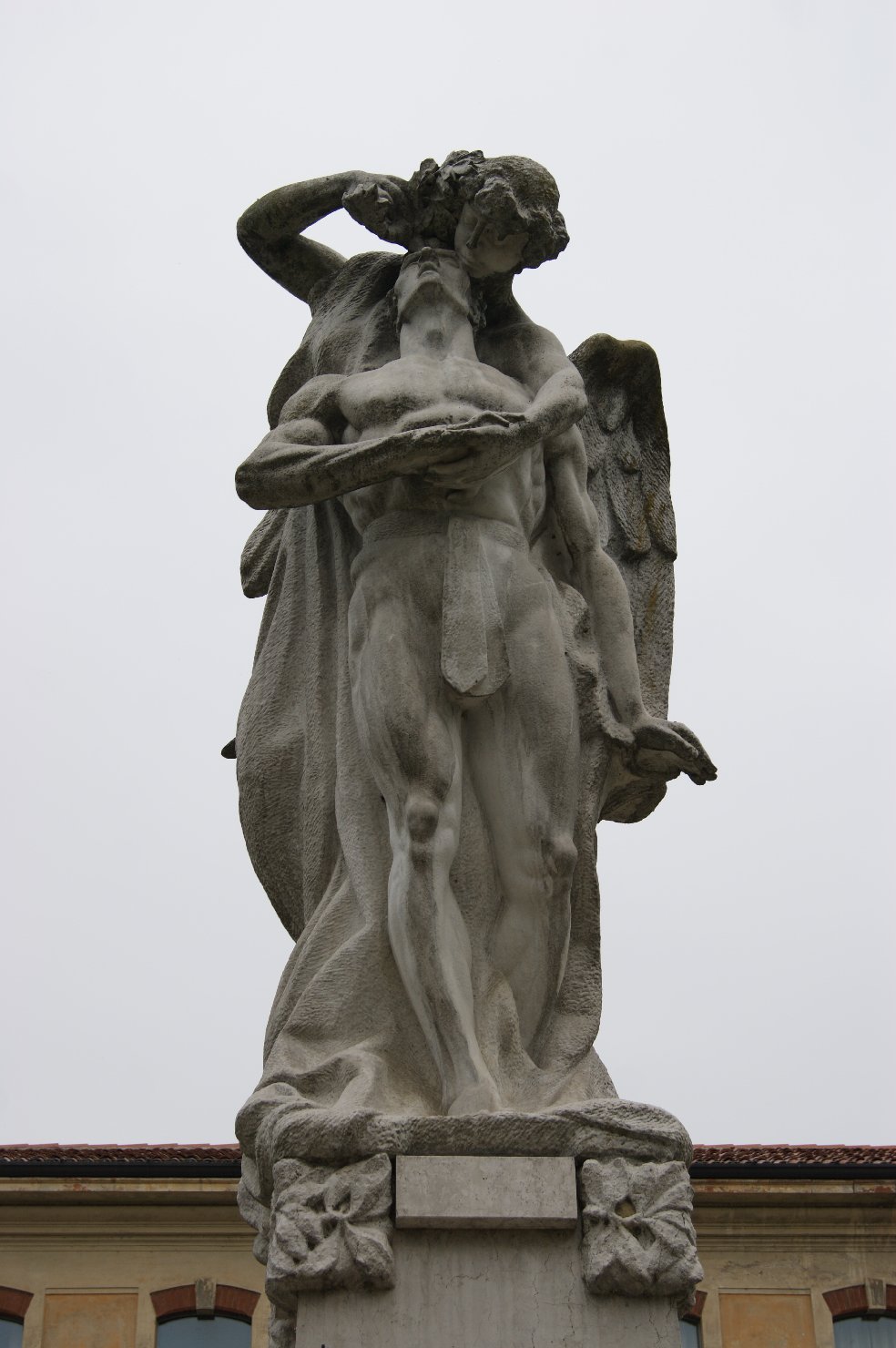 allegoria della Vittoria che incorona un soldato morente (monumento ai caduti - a cippo) di Monti Francesco Riccardo (sec. XX)