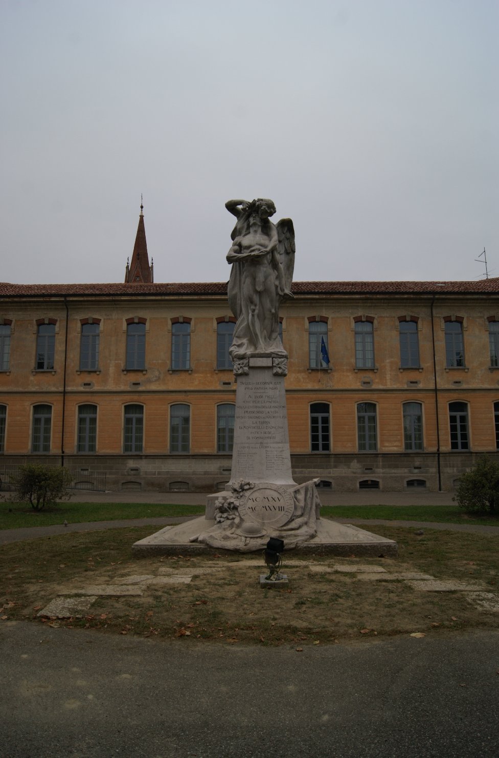 allegoria della Vittoria che incorona un soldato morente (monumento ai caduti - a cippo) di Monti Francesco Riccardo (sec. XX)
