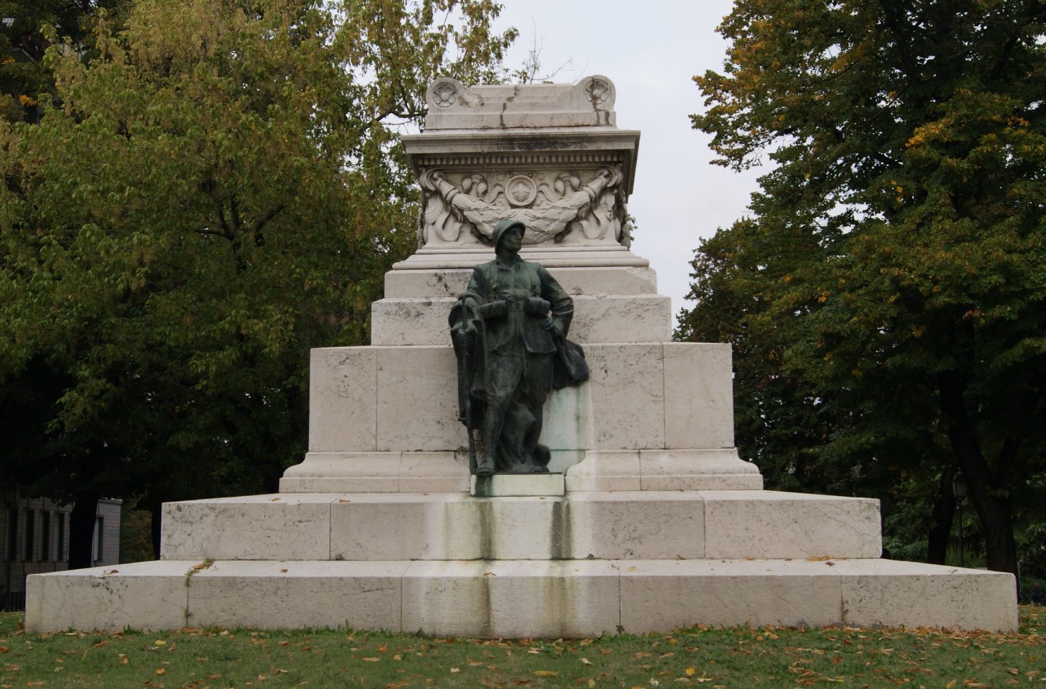 figura di soldato: fante (monumento ai caduti - ad ara) di Manfredi Manfredo, Tonnini Giueseppe (sec. XX)