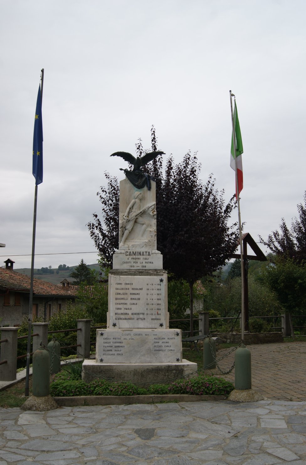 figura del soldato: fante, allegoria della Vittoria come aquila (monumento ai caduti - a stele, insieme) - ambito piacentino (sec. XX)