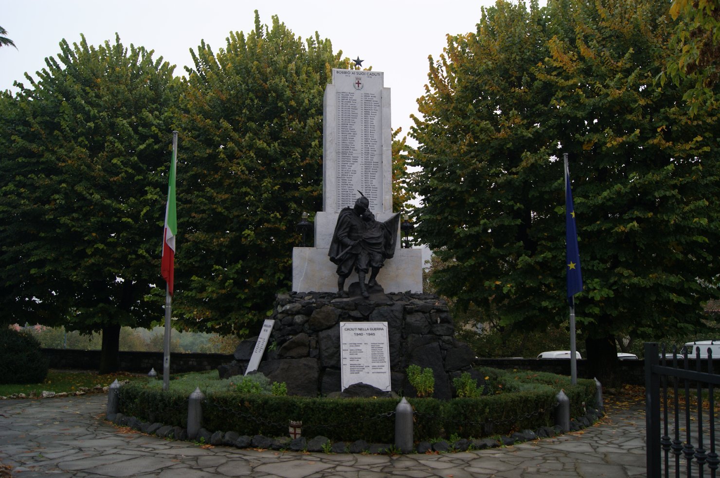 allegoria del sacrificio del soldato per la Patria (monumento ai caduti - a stele, insieme) di Minaglia Oreste Silvio (sec. XX)