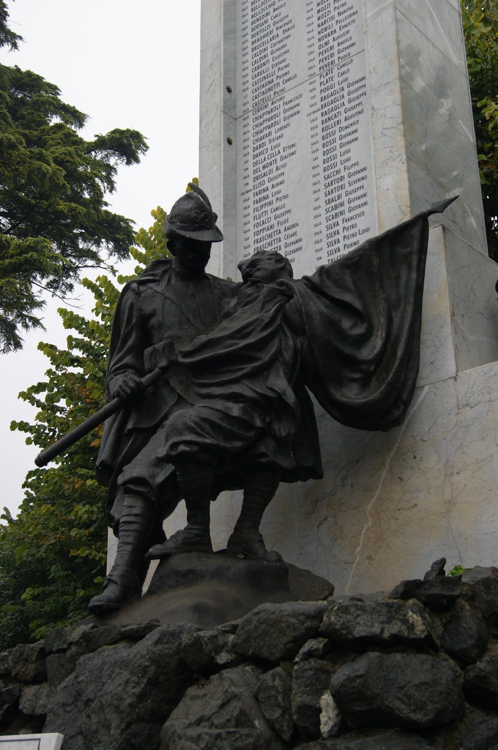 allegoria della morte del soldato (monumento ai caduti, elemento d'insieme) di Minaglia Oreste Silvio (sec. XX)