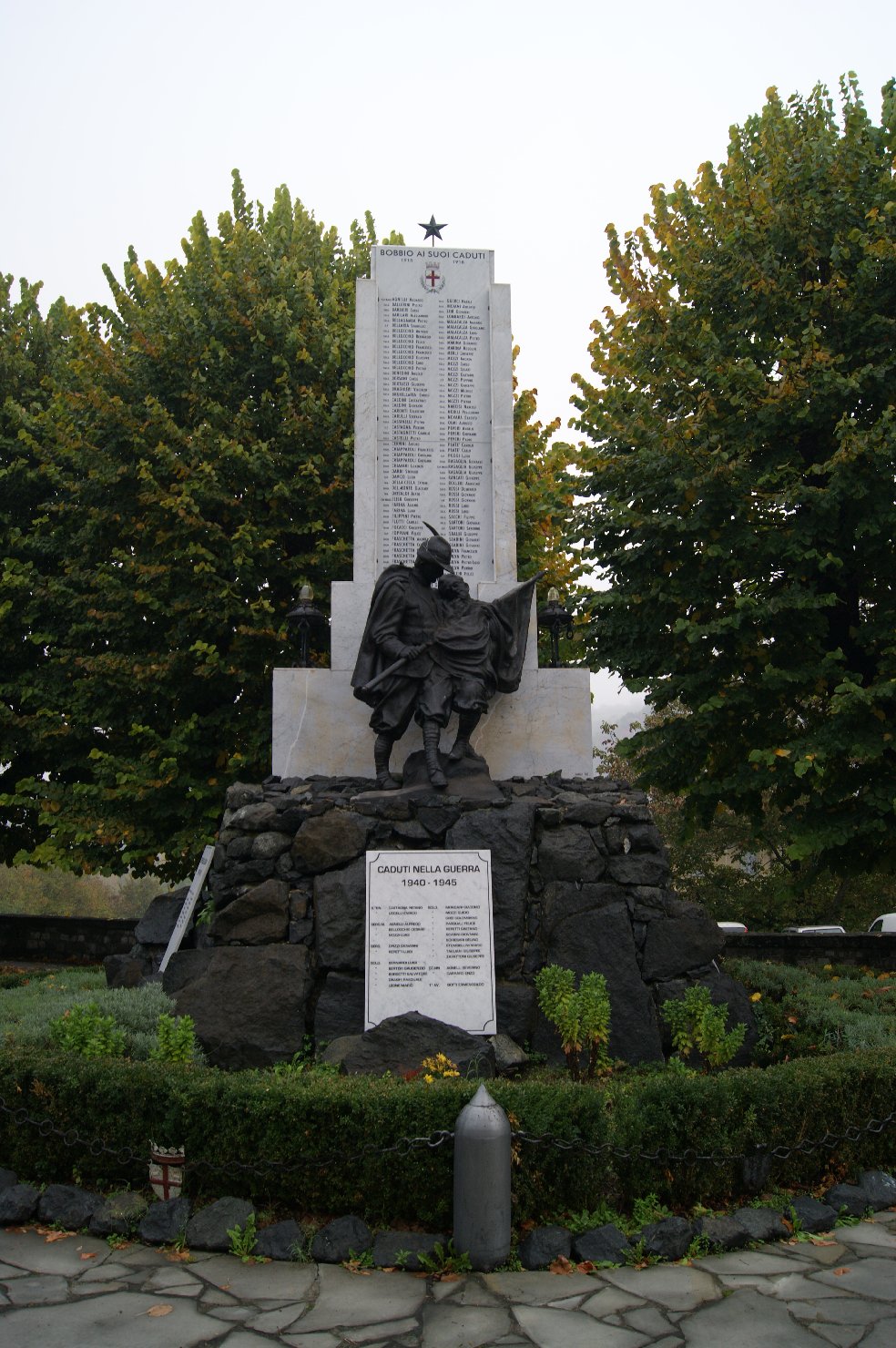 allegoria del sacrificio del soldato per la Patria (monumento ai caduti - a stele, insieme) di Minaglia Oreste Silvio (sec. XX)