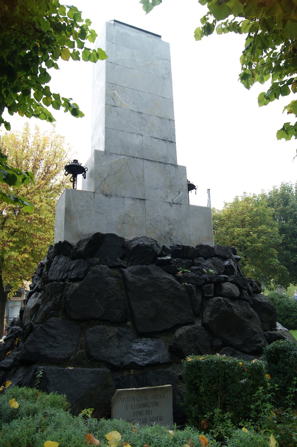 allegoria del sacrificio del soldato per la Patria (monumento ai caduti - a stele, insieme) di Minaglia Oreste Silvio (sec. XX)