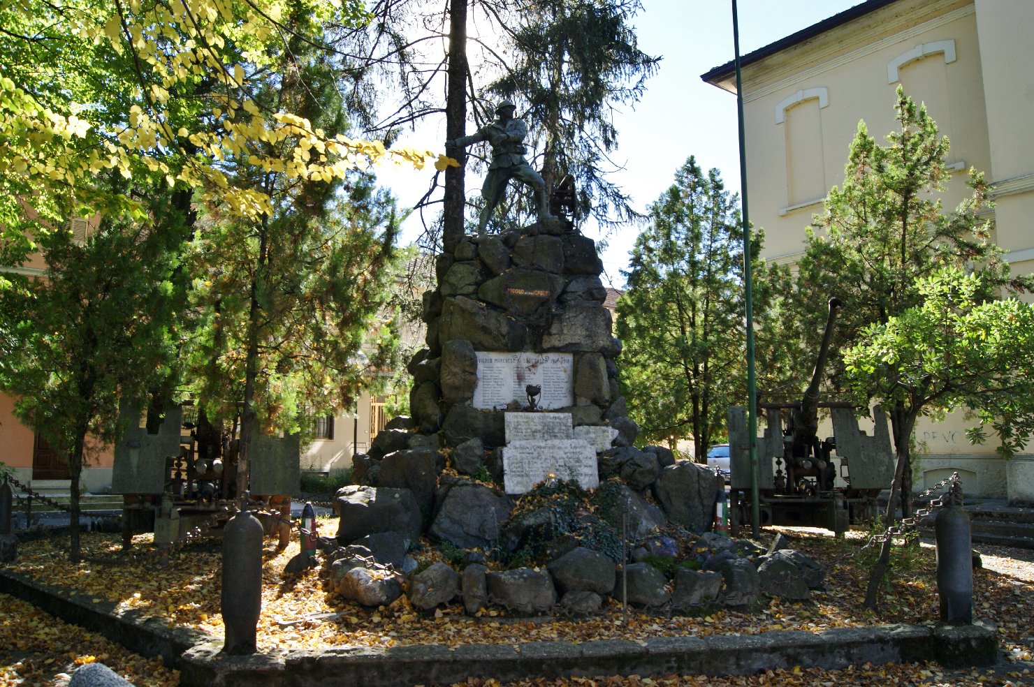 figura di soldato in combattimento (monumento ai caduti - a montagna figurata) di Rancati Ugo (sec. XX)