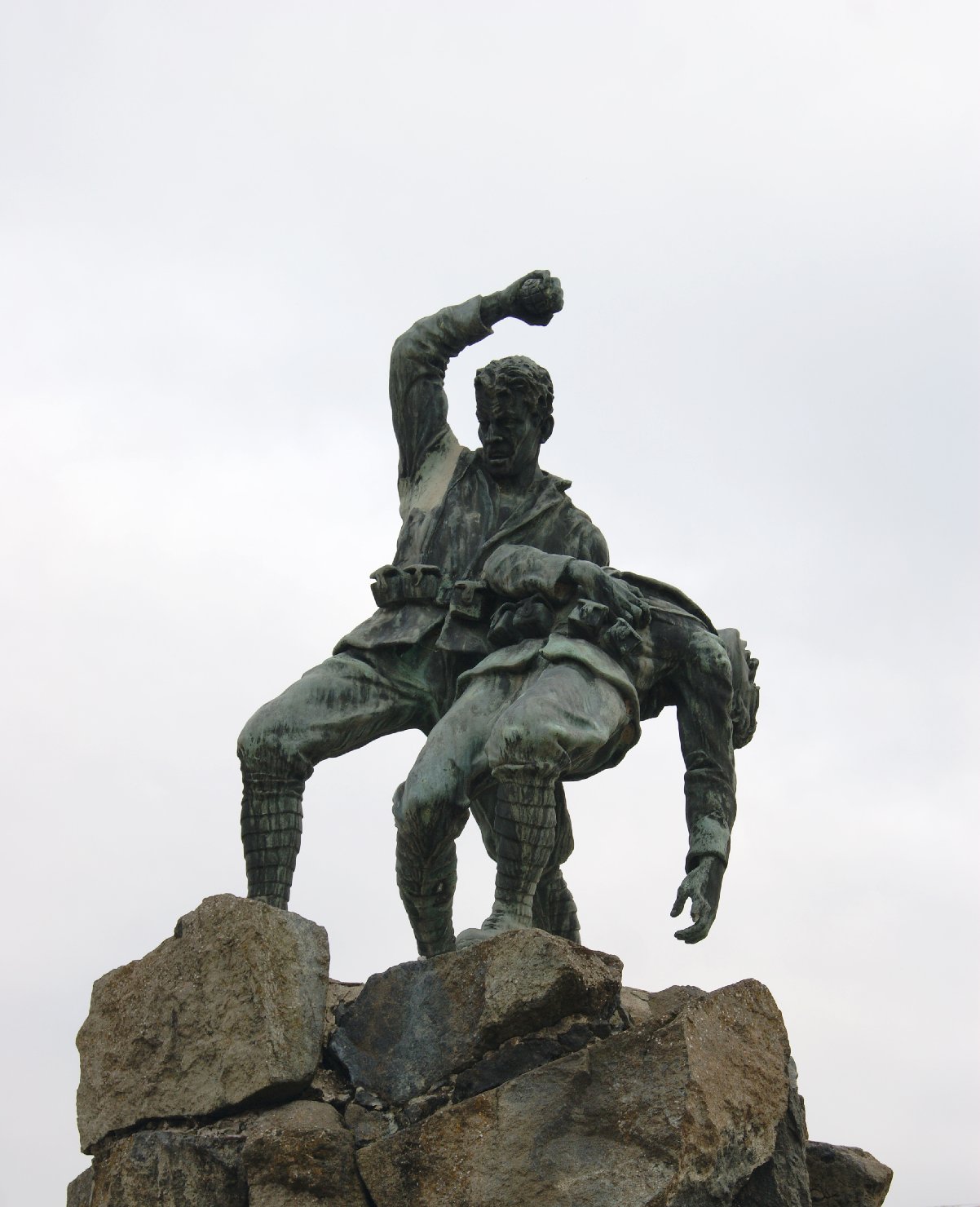 figura di soldato in combattimento, morte del soldato (monumento ai caduti) di Rancati Ugo (sec. XX)