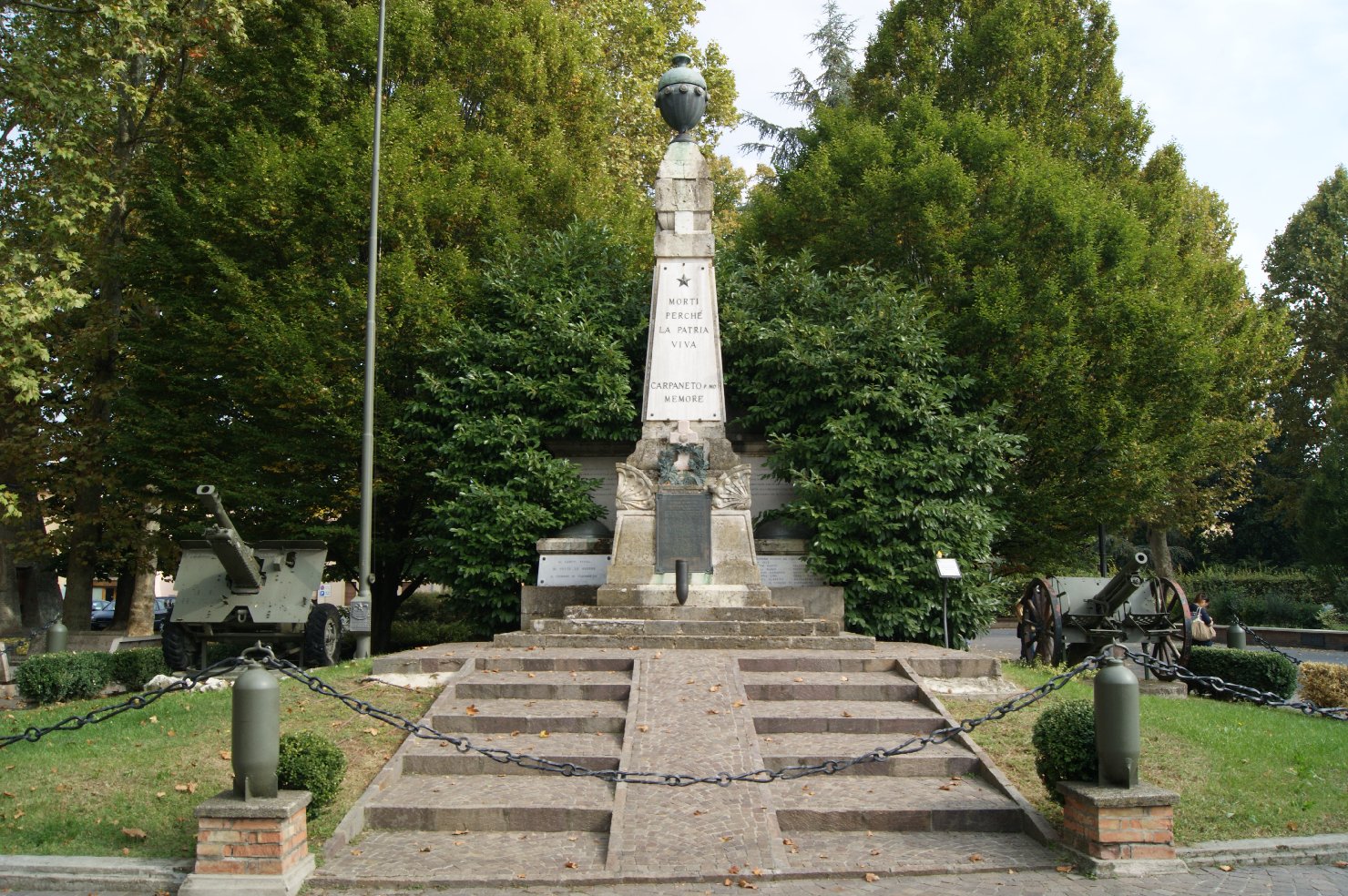 monumento ai caduti - ad obelisco di Romagnosi Ottorino, Ditta Apolloni (sec. XX)