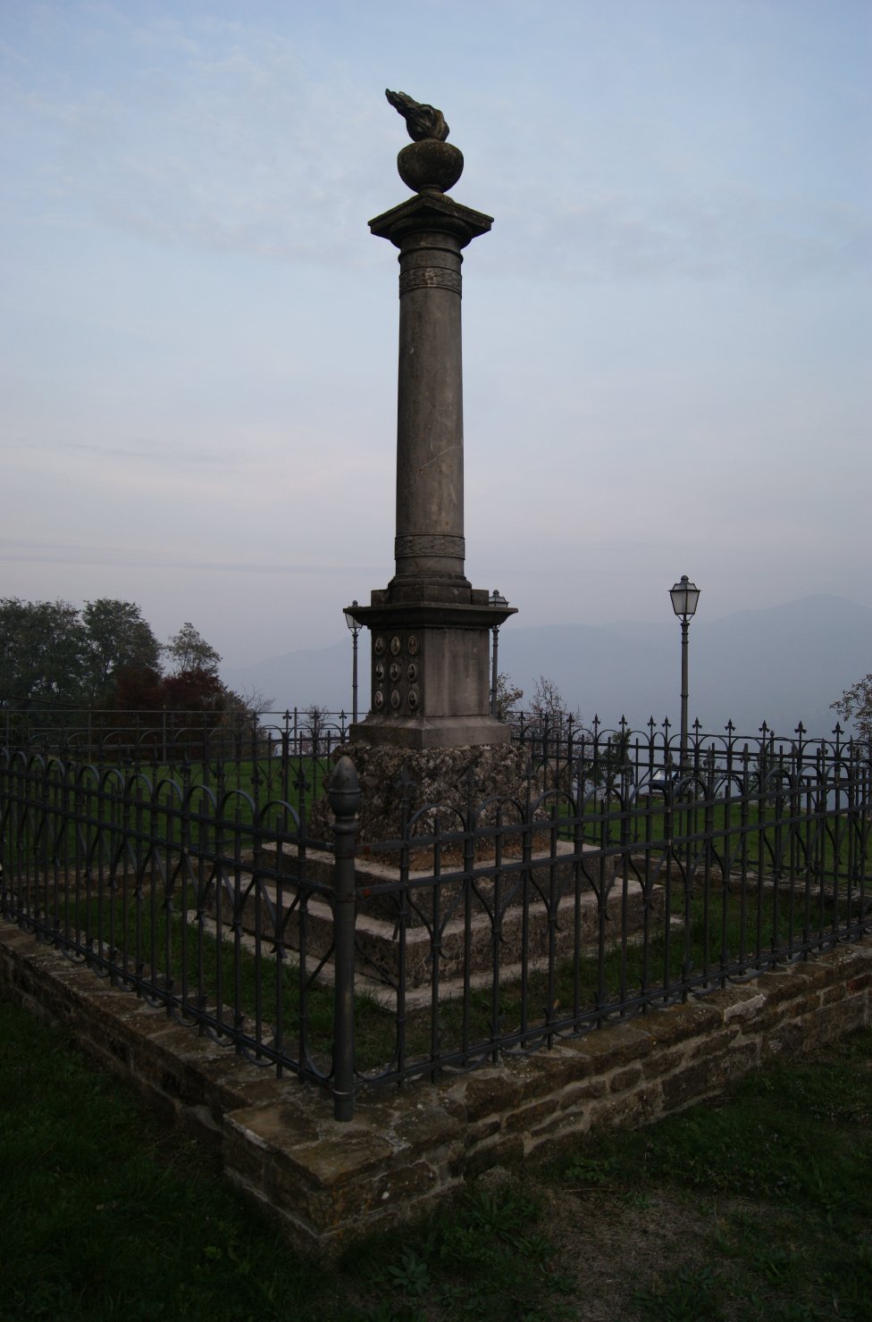 monumento ai caduti - a colonna - bottega piacentina (sec. XX)