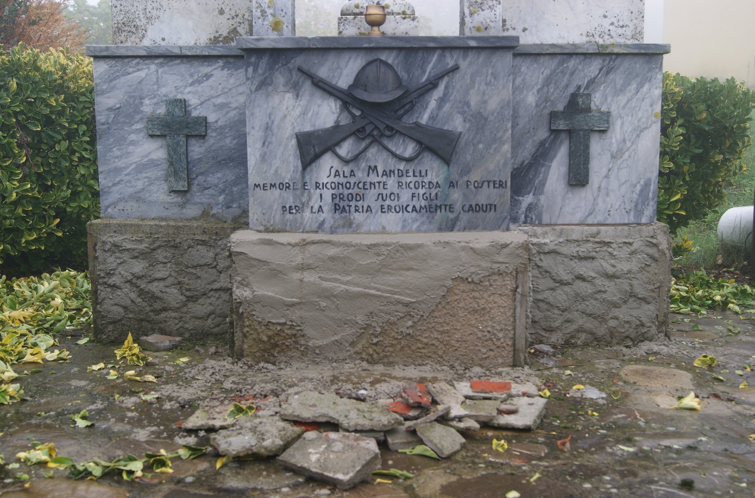 monumento ai caduti - ad emiciclo - bottega piacentina (sec. XX)