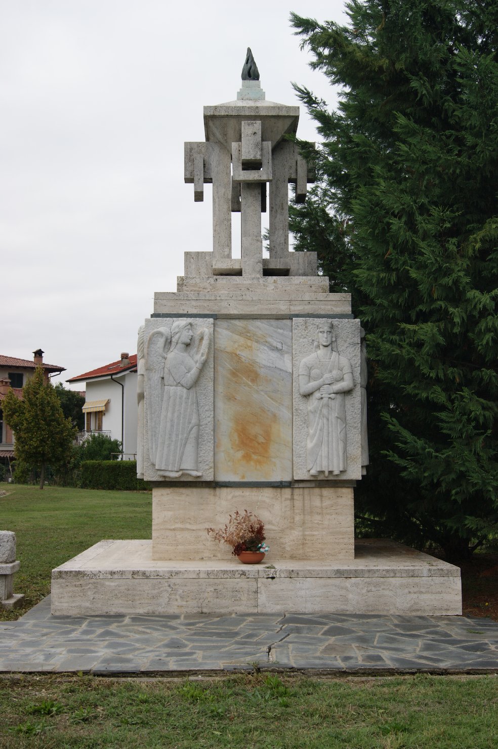 la Madre, frate, contadino, martire, angelo con corona, allegoria della Patria (monumento ai caduti - ad ara) - ambito piacentino (sec. XX)