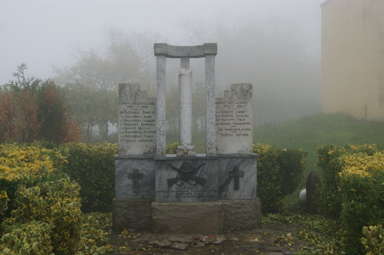 monumento ai caduti - ad emiciclo - bottega piacentina (sec. XX)