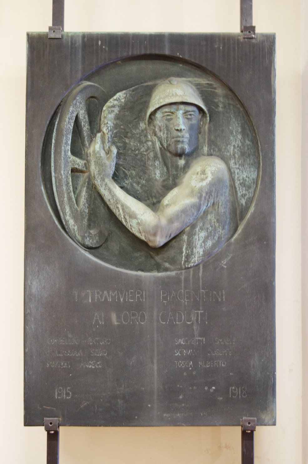 Lapide ai Tramvieri, figura di soldato: fante (monumento ai caduti - a lapide) di Rancati Ugo (sec. XX)