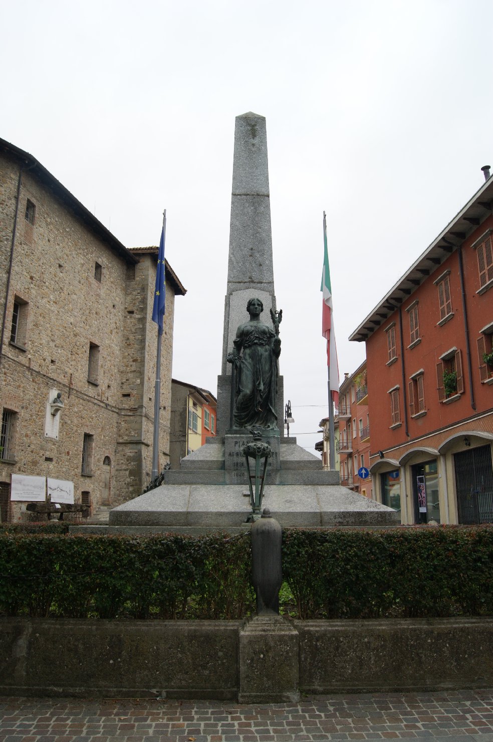 allegoria della Vittoria come donna vestita all'antica (monumento ai caduti - ad obelisco) di Rancati Ugo (sec. XX, sec. XX)