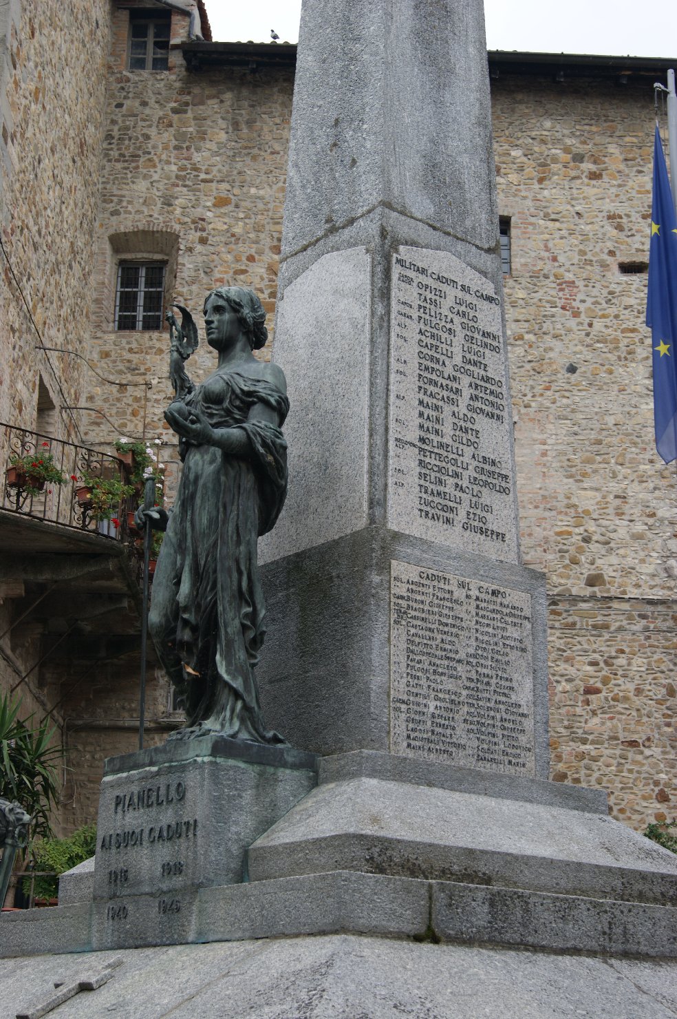 allegoria della Vittoria come donna vestita all'antica (monumento ai caduti) di Rancati Ugo (sec. XX)