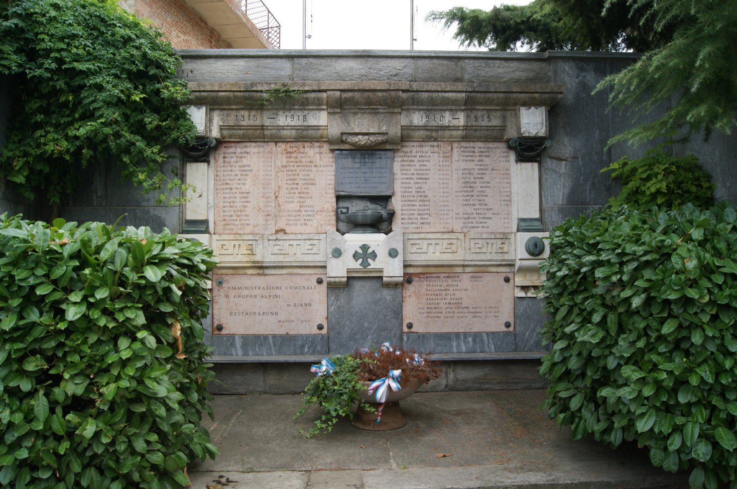 monumento ai caduti - a lapide di Romagnosi Ottorino (sec. XX)