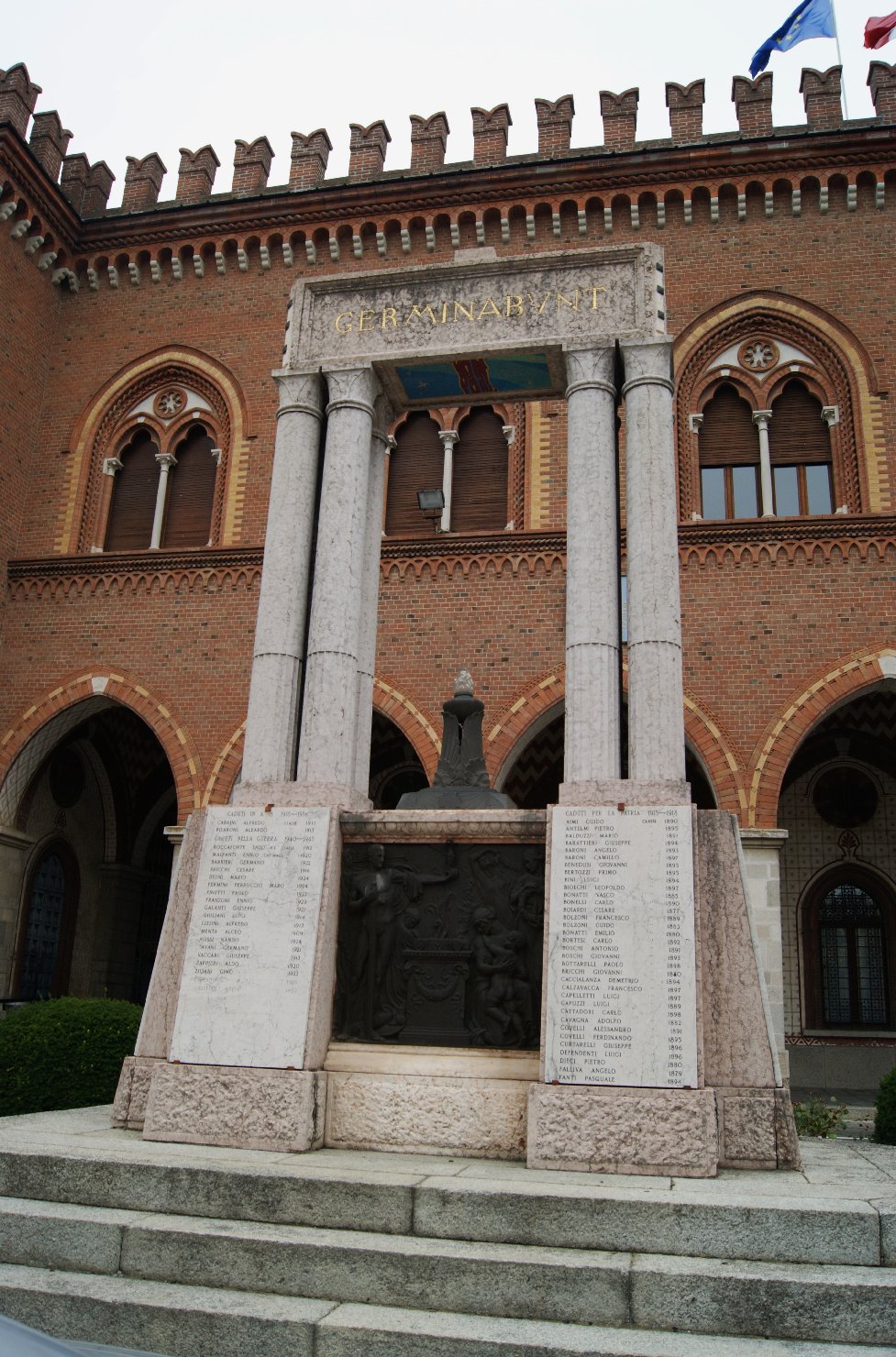figura di soldato con allegoria della Vittoria (monumento ai caduti - a tempietto) di Berzolla Pietro (sec. XX)