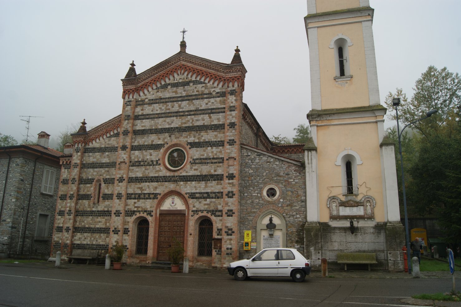 figura di soldato: fante, figura di uomo con vanga (lapide commemorativa ai caduti) - ambito piacentino (sec. XX)