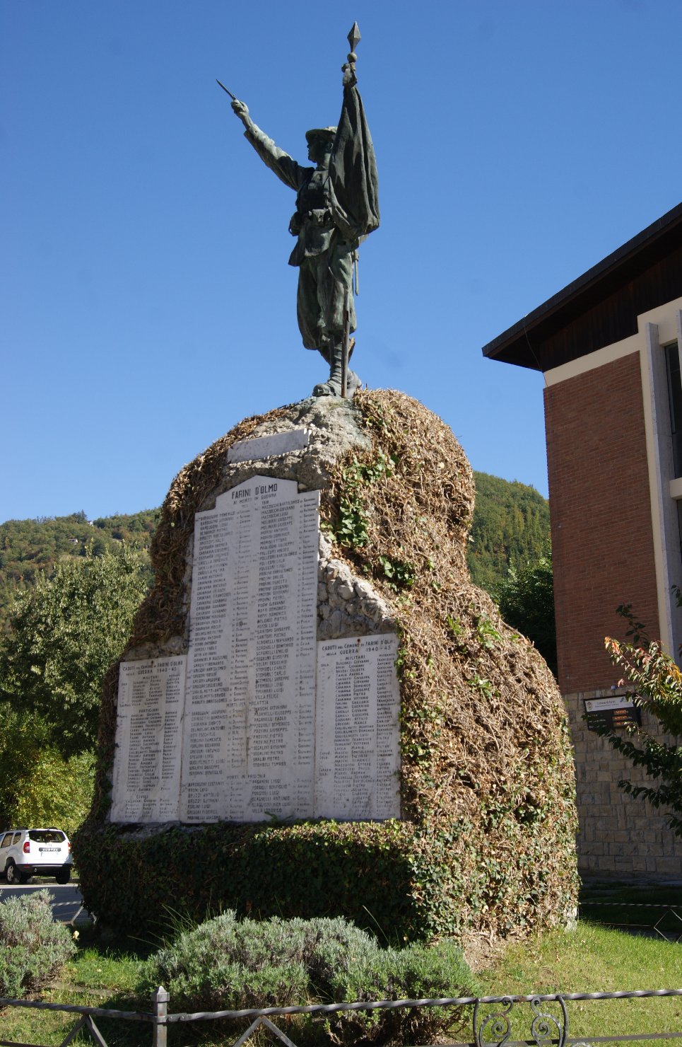 figura di soldato che porta la bandiera (monumento ai caduti - a montagna figurata) - ambito piacentino (sec. XX)